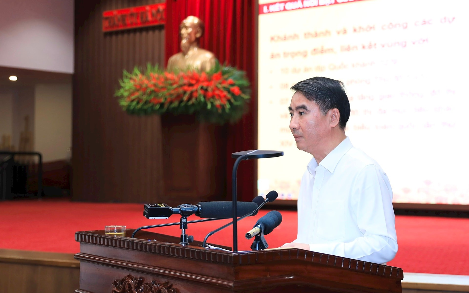 Phó Chủ tịch UBND Thành phố Nguyễn Xuân Lưu trình bày nội dung về tình hình thực hiện Kế hoạch phát triển kinh tế - xã hội 5 năm 2021-2025