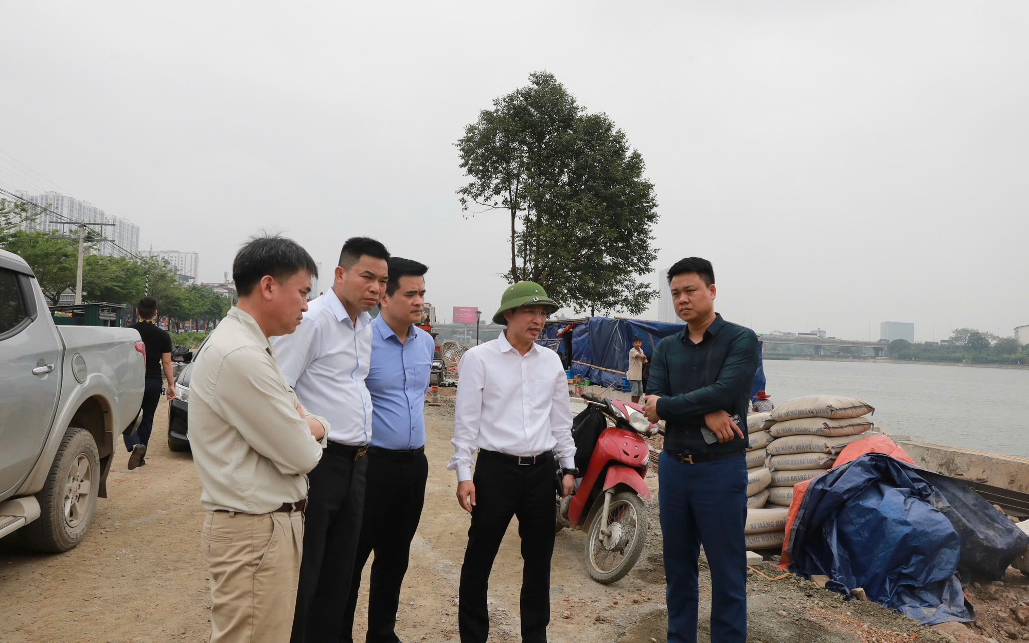 Phó Bí thư Đảng ủy, Chủ tịch UBND phường Hoàng Liệt Nguyễn Anh Tuấn trao đổi tại buổi kiểm tra