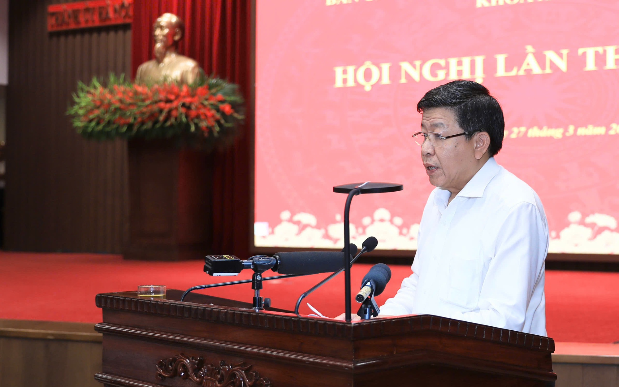 Ủy viên Ban Thường vụ Thành ủy, Phó Chủ tịch Thường trực UBND Thành phố Dương Đức Tuấn trình bày báo cáo