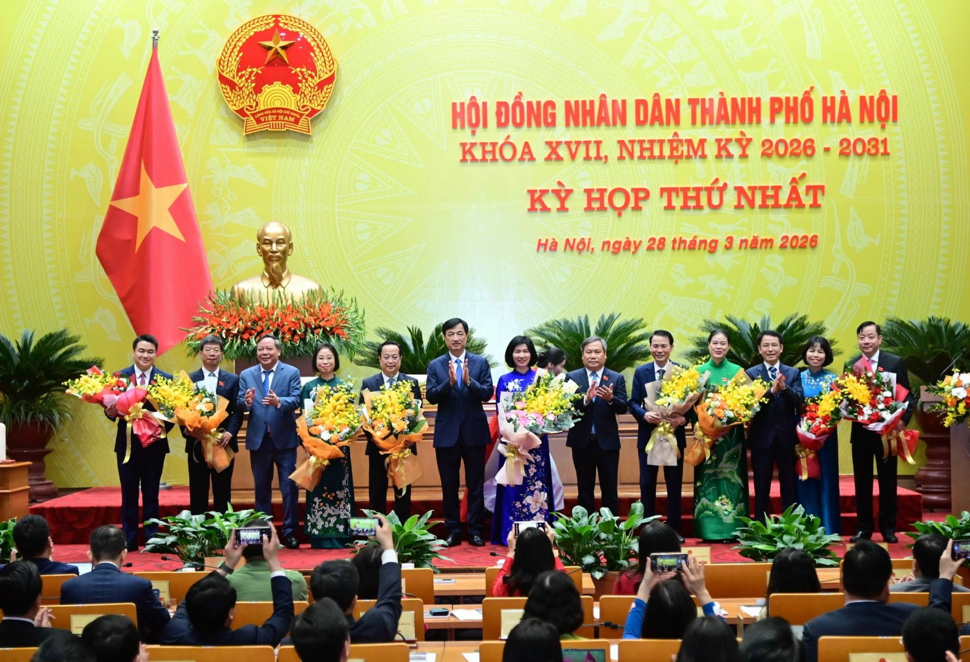 Đồng chí Phùng Thị Hồng Hà tiếp tục được bầu giữ chức vụ Chủ tịch HĐND thành phố Hà Nội khóa XVII- Ảnh 2.