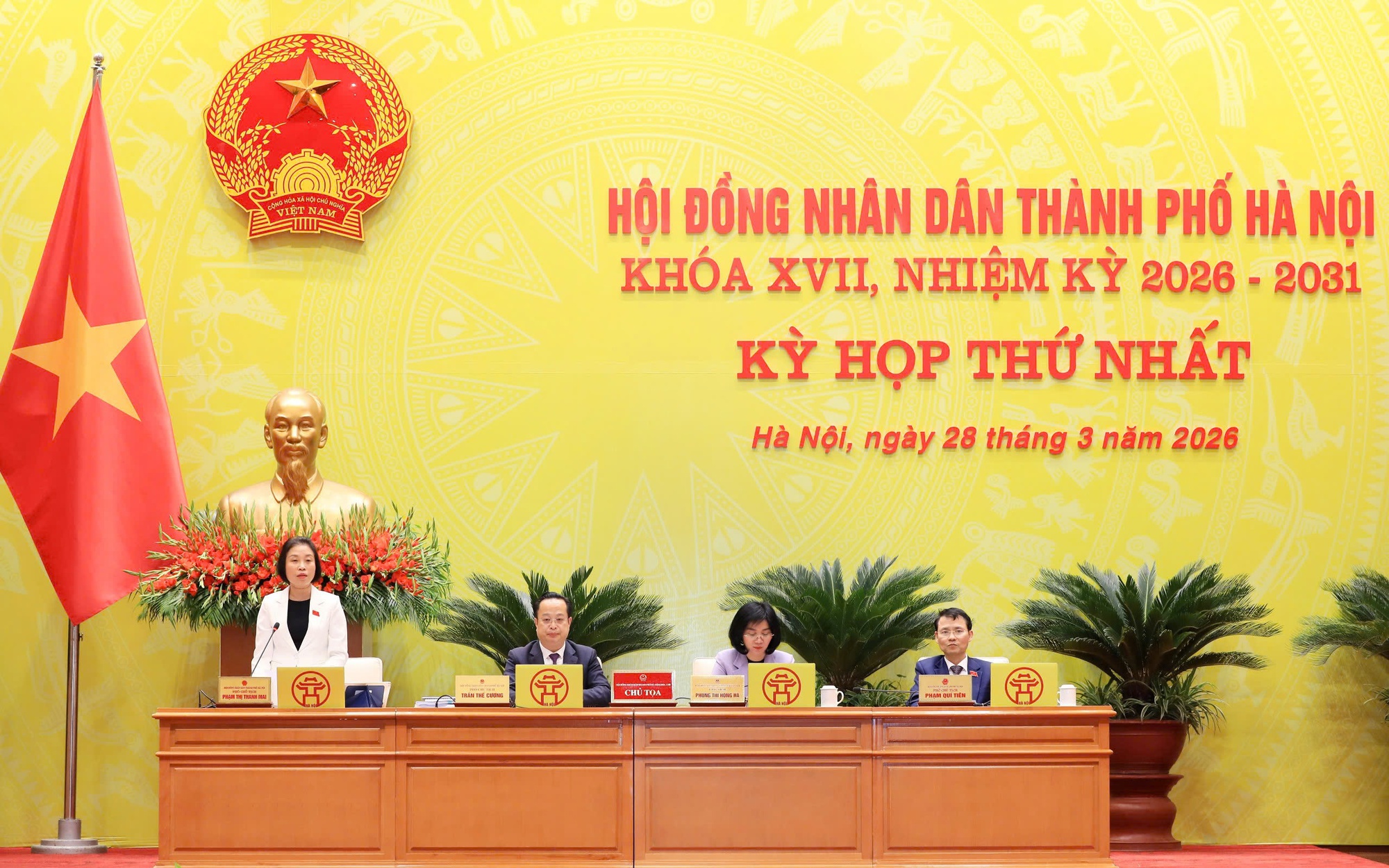 Các đồng chí lãnh đạo HĐND Thành phố điều hành kỳ họp