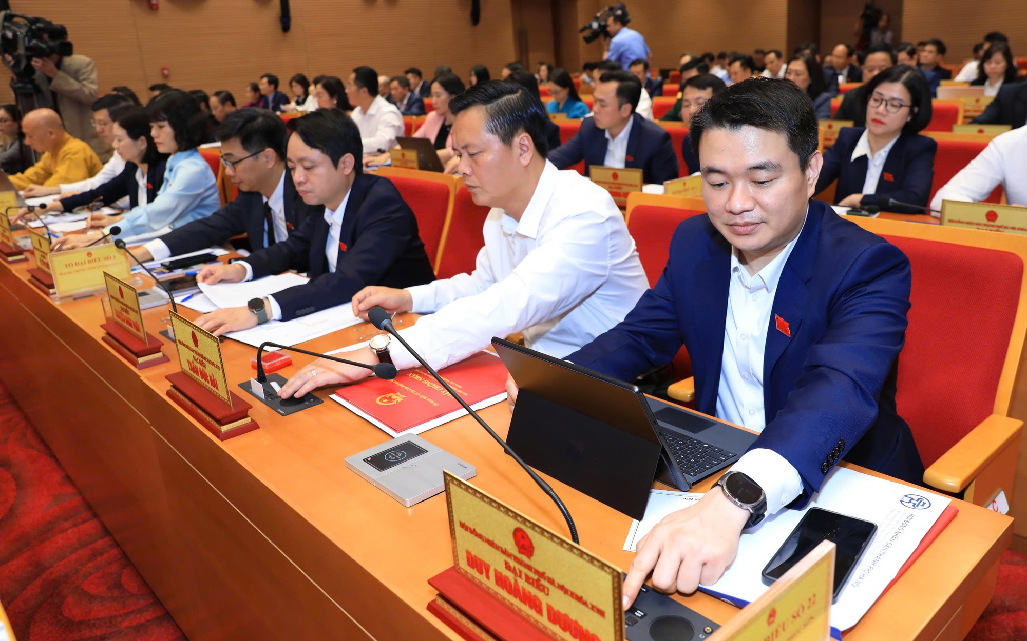 Các đại biểu nhấn nút thông qua Nghị quyết tại kỳ họp