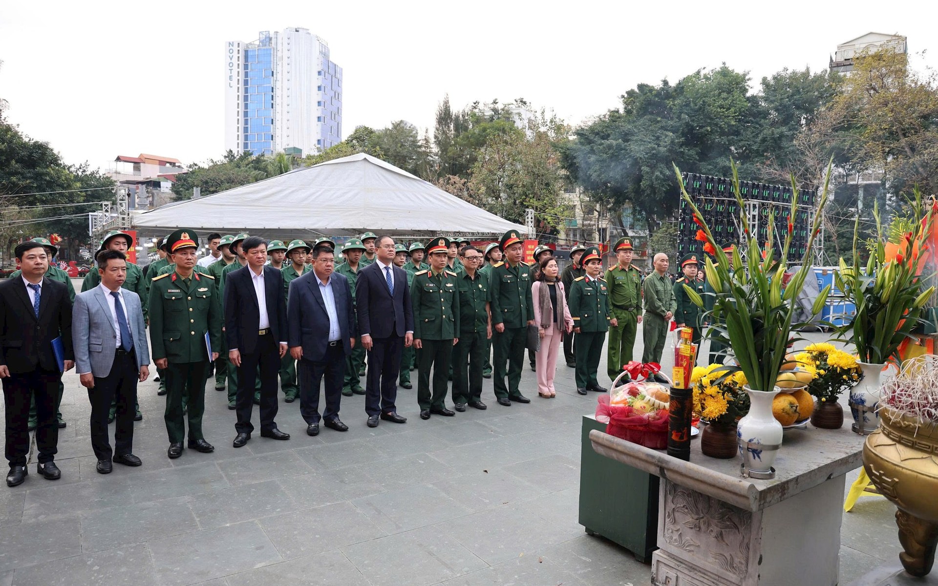 Các đại biểu thực hiện nghi lễ dâng hương, báo công tại Tượng đài Vua Quang Trung.