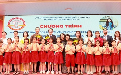 Các đại biểu chụp ảnh lưu niệm với Thầy và trò Trường Tiểu học Bùi Quốc Khái