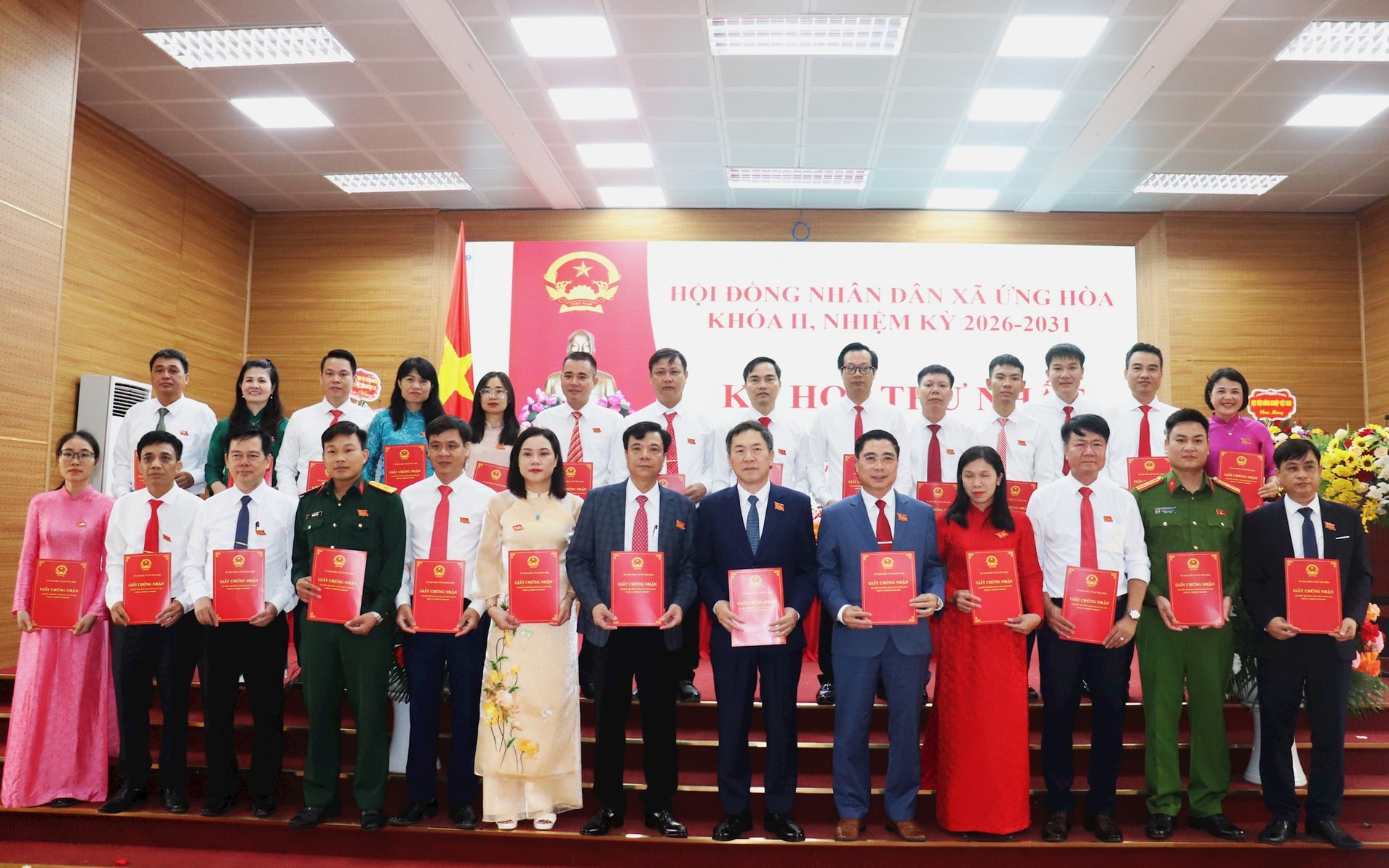 Ra mắt các đại biểu trúng cử HĐND xã Ứng Hòa khóa II, nhiệm kỳ 2026-2031.