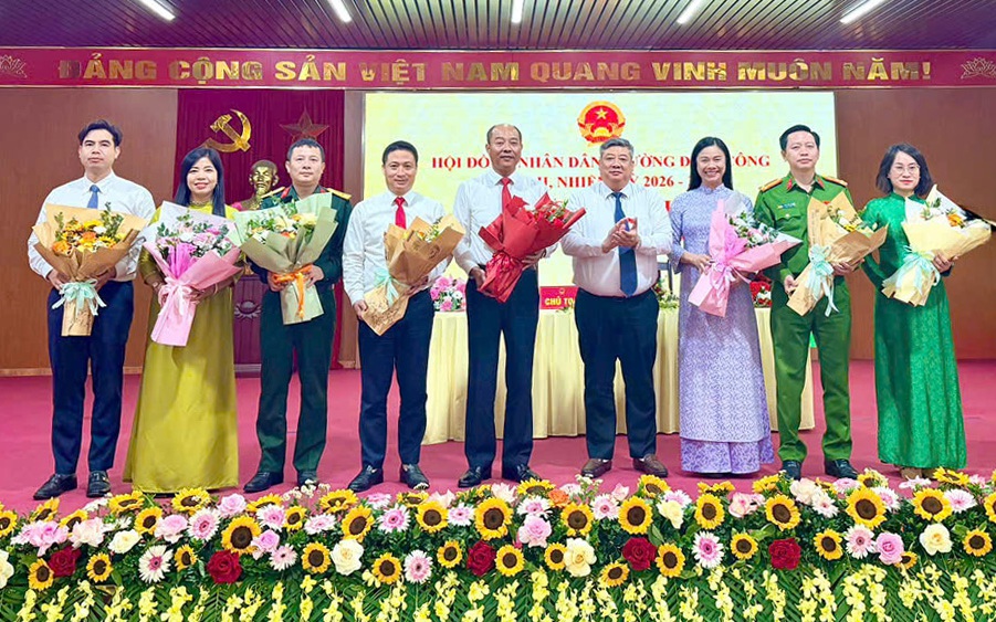 Bí thư Đảng ủy, Chủ tịch HĐND phường Định Công Nguyễn Quang Trung tặng hoa chúc mừng lãnh đạo UBND phường và các Ủy viên UBND phường khóa II, nhiệm kỳ 2026-2031