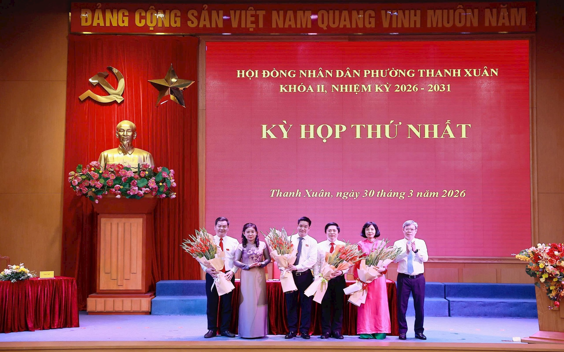 Thường trực HĐND và Trưởng các ban HĐND phường Thanh Xuân khóa II, nhiệm kỳ 2026-2031 ra mắt tại Kỳ họp thứ nhất.