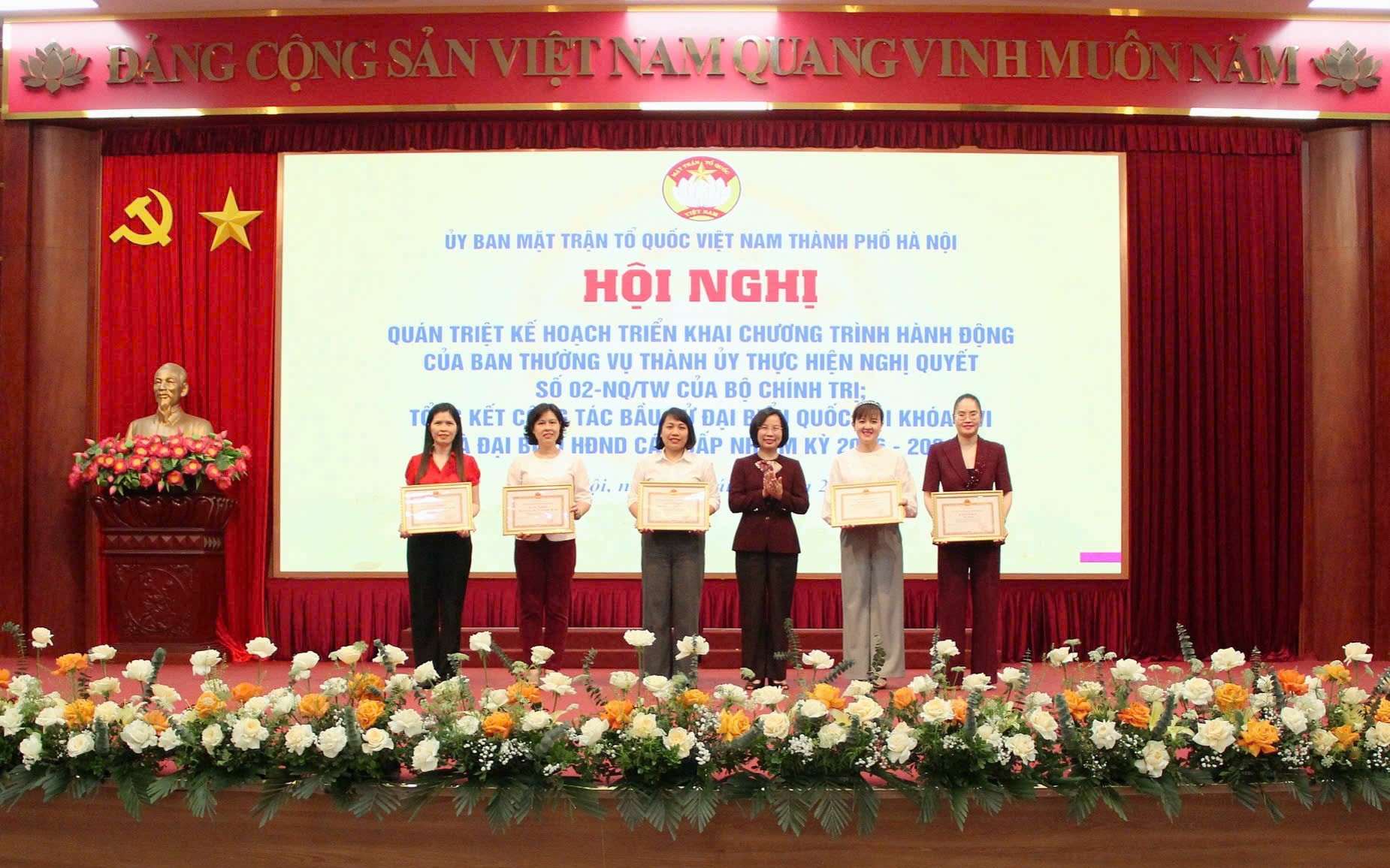 Chủ tịch Ủy ban MTTQ Việt Nam thành phố Hà Nội Bùi Huyền Mai trao Bằng khen tặng 5 tập thể có thành tích xuất sắc trong công tác bầu cử.