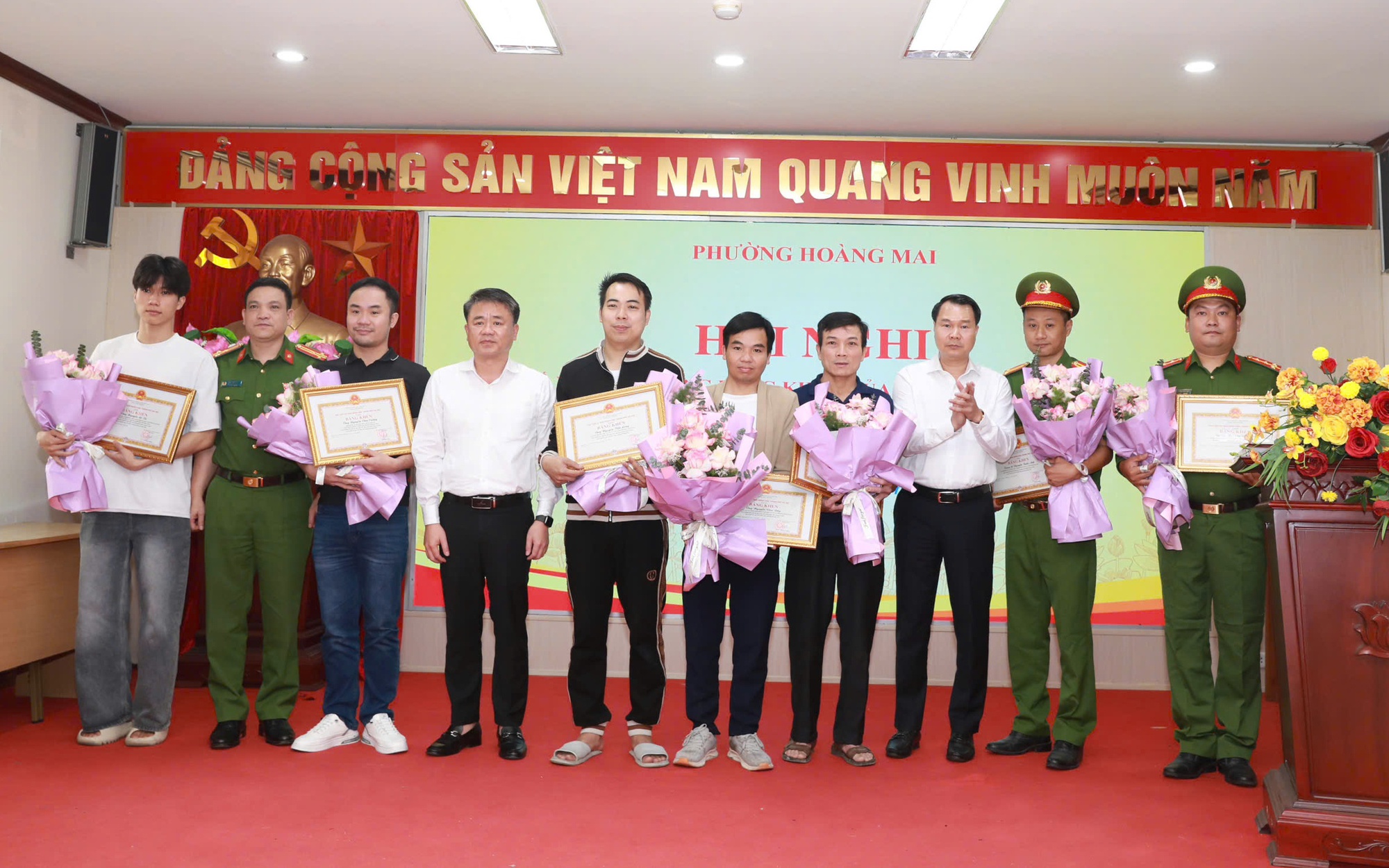 Lãnh đạo phường Hoàng Mai trao Bằng khen của Chủ tịch UBND Thành phố tặng các cá nhân có thành tích suất sắc, đột xuất trong vụ cháy tại số nhà 03, ngõ 218 Lĩnh Nam