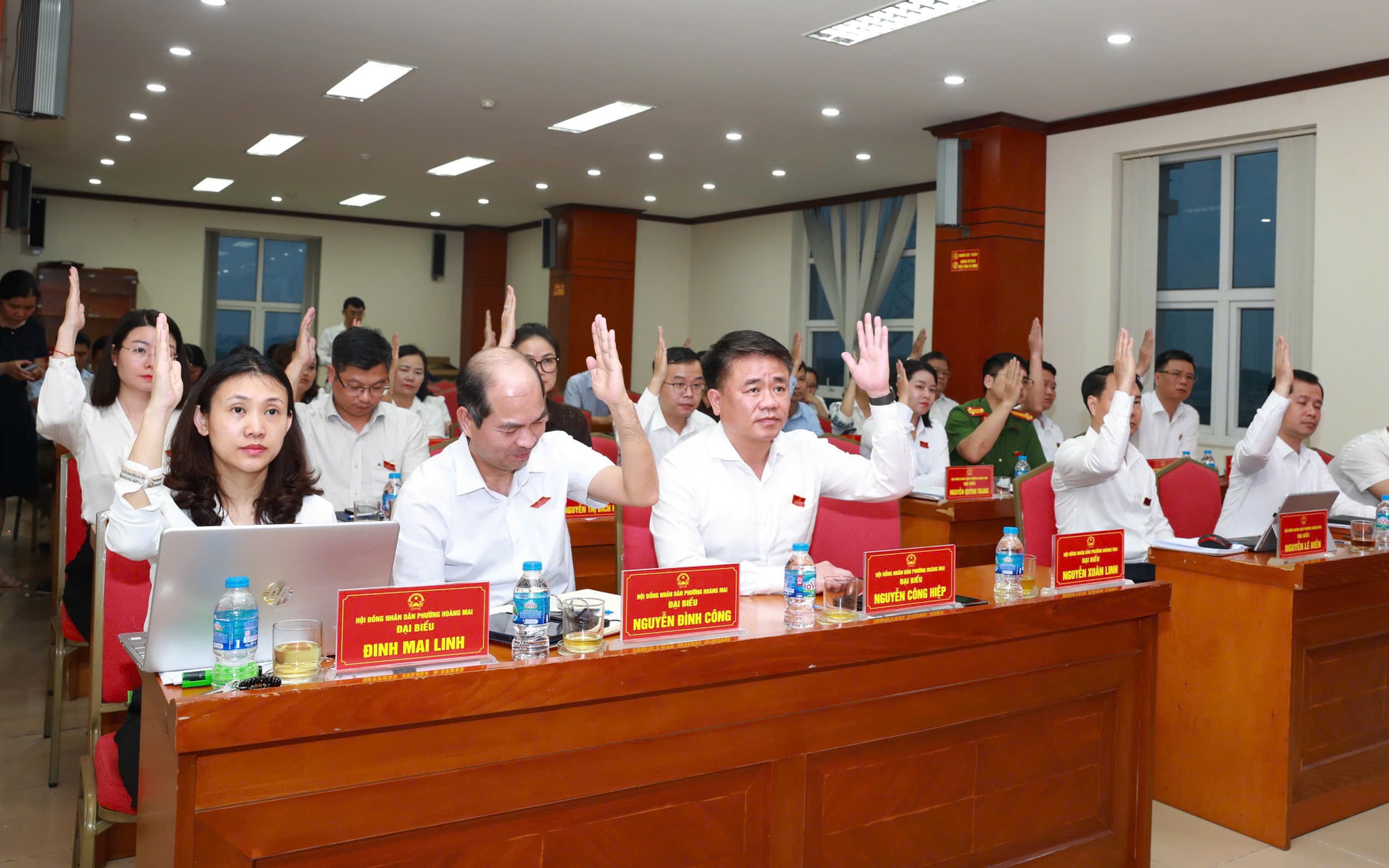 Các đai biểu biểu quyết tại kỳ họp