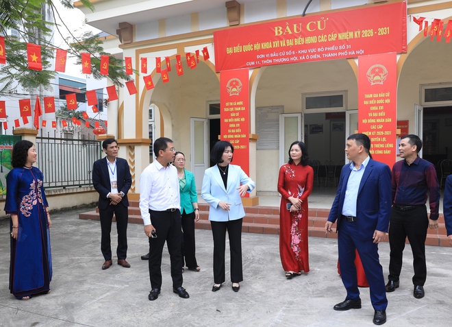 Hanoi council chairwoman inspects election preparations in O Dien Commune- Ảnh 1.
