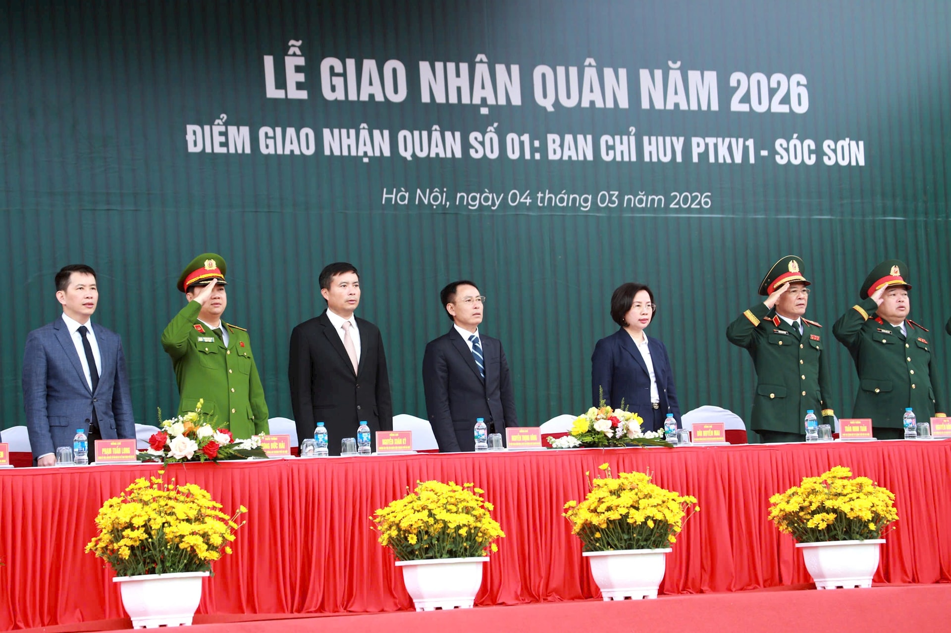 Phó Bí thư Thường trực Thành ủy Nguyễn Trọng Đông động viên tân binh tại điểm giao quân số 1 Ban Chỉ huy PTKV 1 - Sóc Sơn- Ảnh 1.