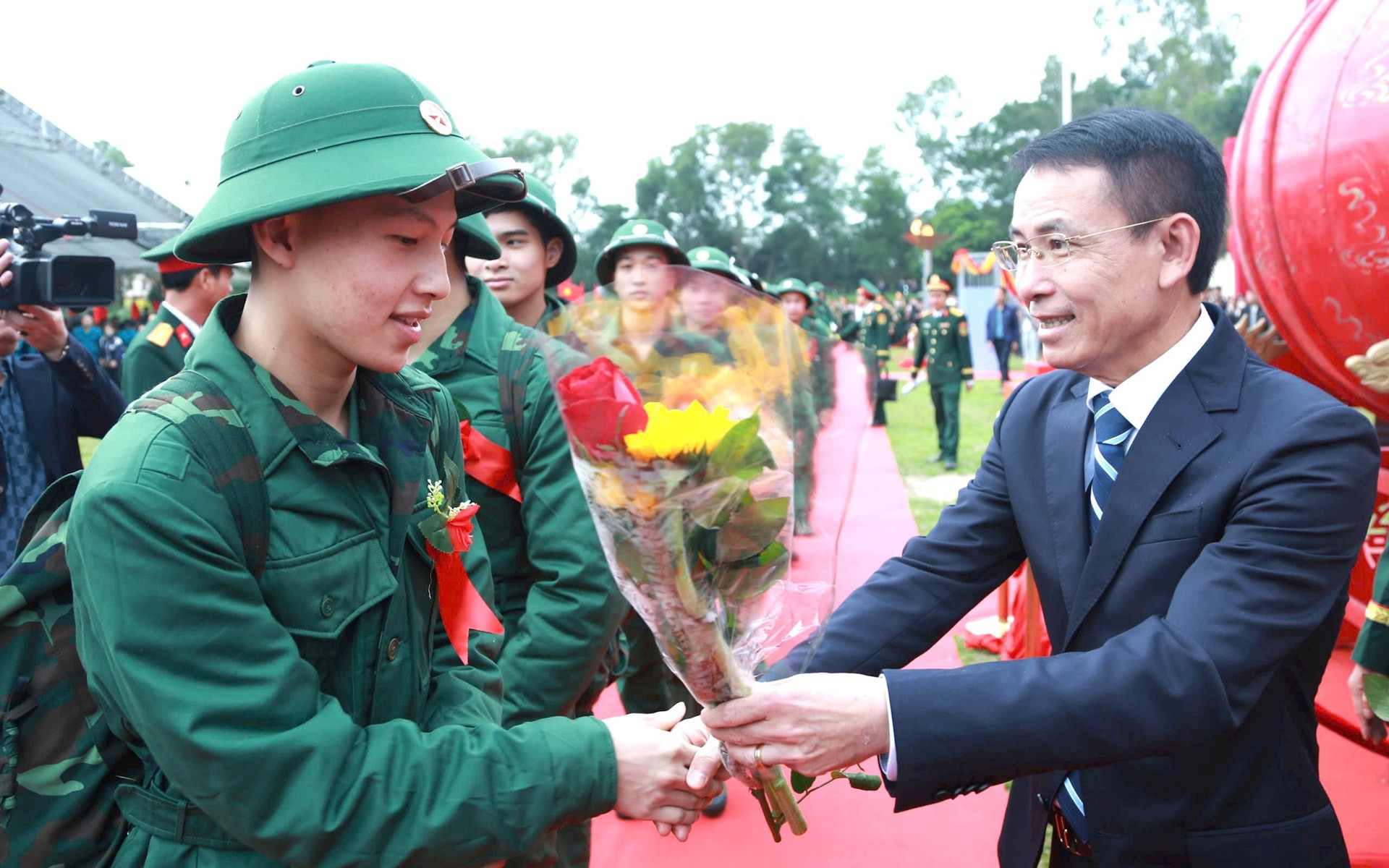 Phó Bí thư Thường trực Thành ủy Nguyễn Trọng Đông tặng hoa chúc mừng các tân binh