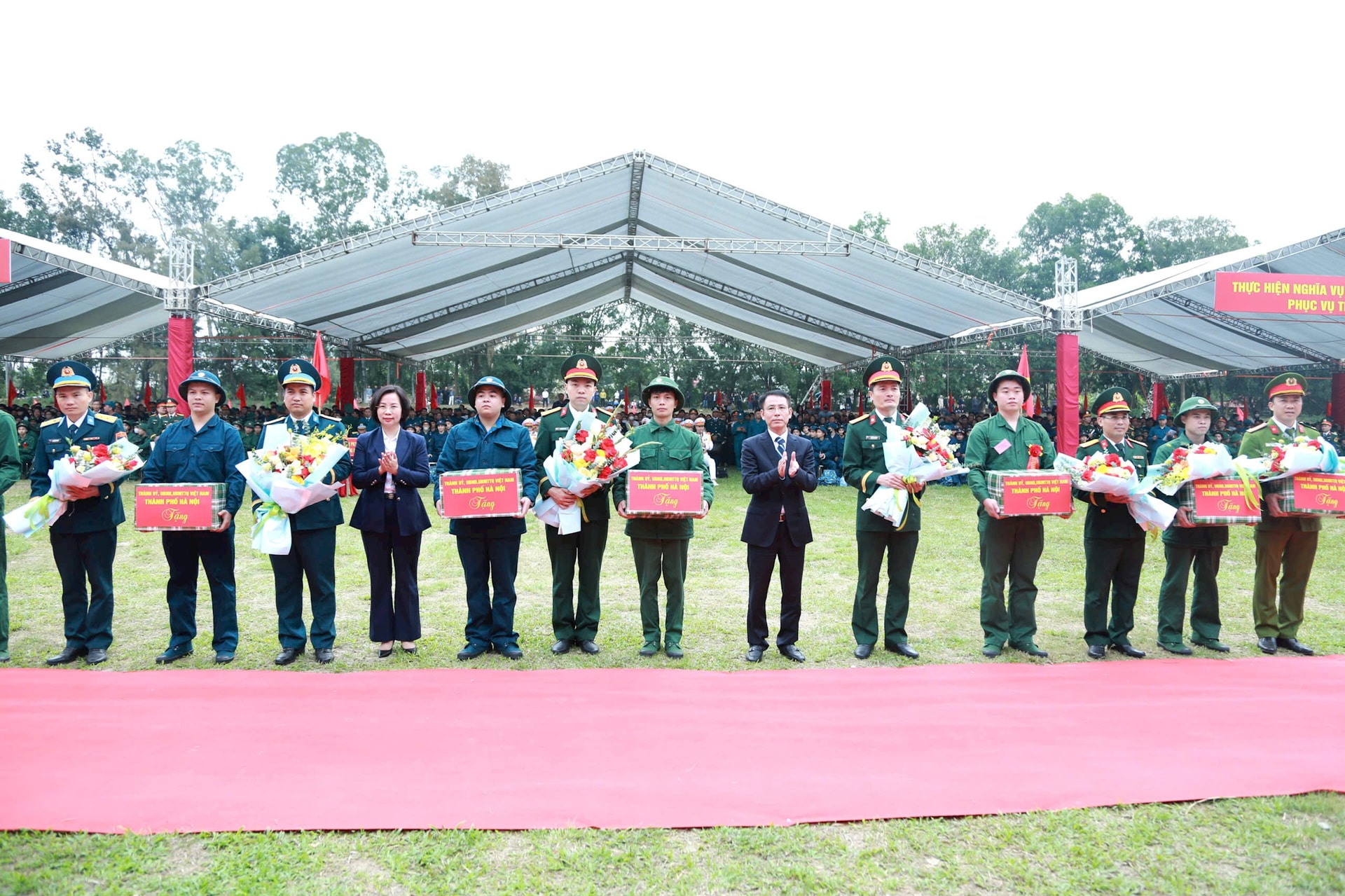 Phó Bí thư Thường trực Thành ủy Nguyễn Trọng Đông động viên tân binh tại điểm giao quân số 1 Ban Chỉ huy PTKV 1 - Sóc Sơn- Ảnh 2.