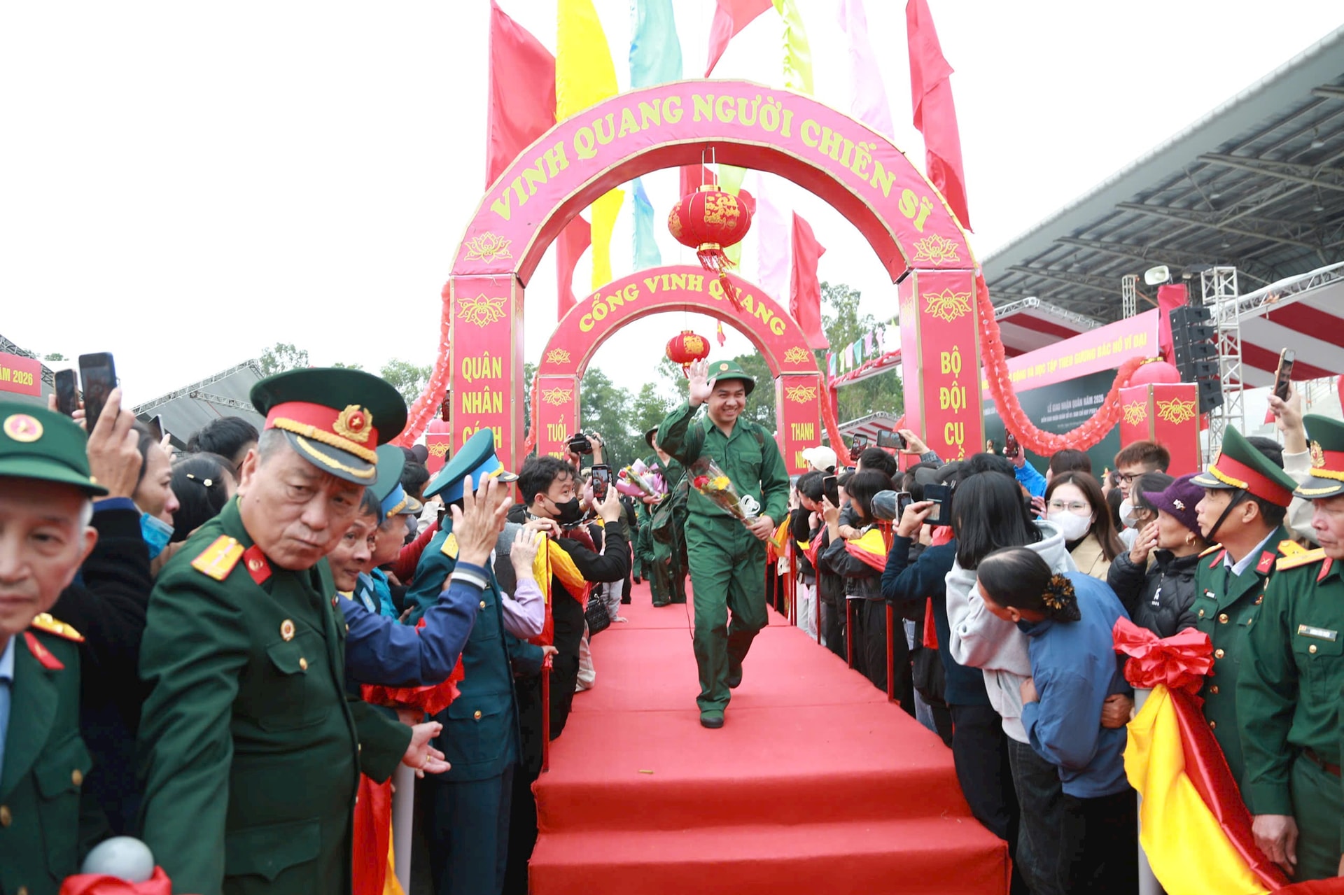 Phó Bí thư Thường trực Thành ủy Nguyễn Trọng Đông động viên tân binh tại điểm giao quân số 1 Ban Chỉ huy PTKV 1 - Sóc Sơn- Ảnh 3.