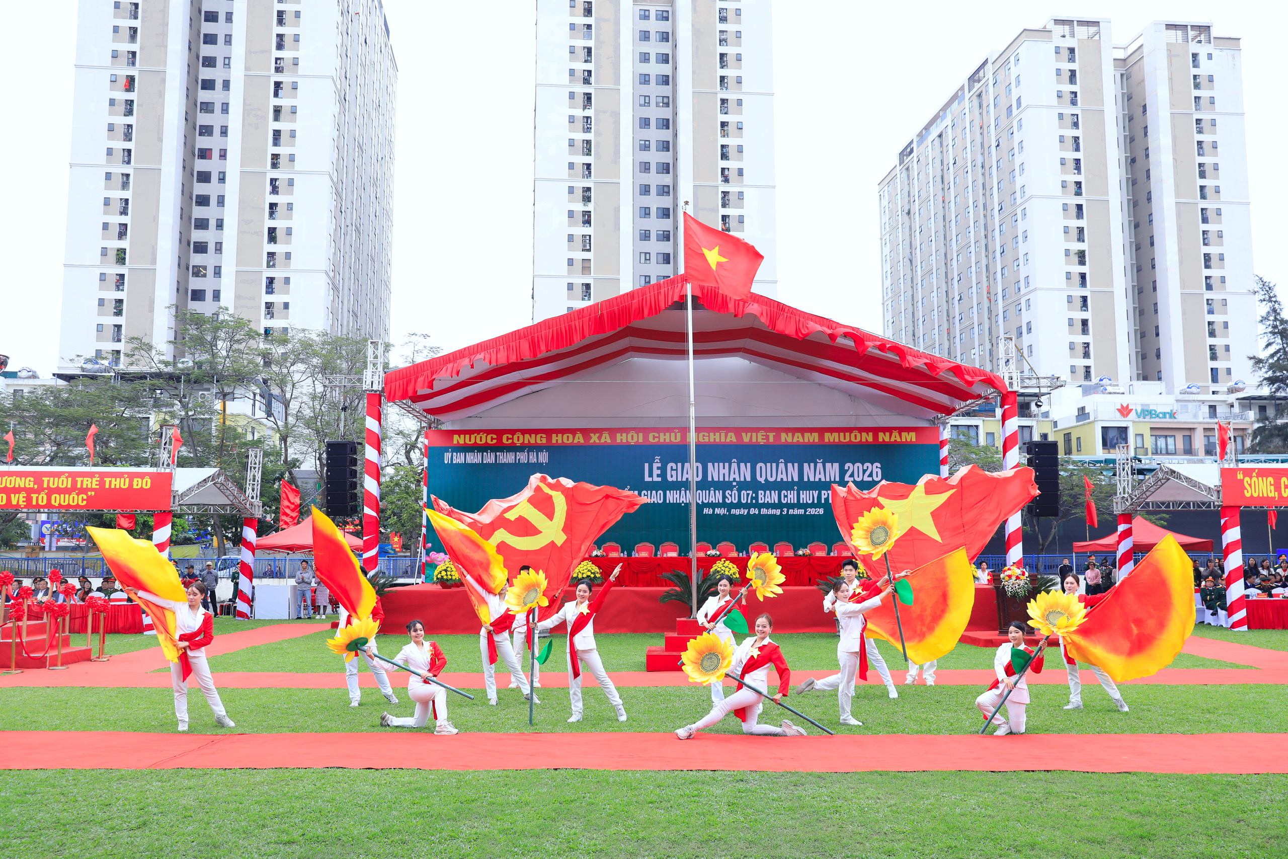 Hanoi launches enlistment day at Defense Area No. 5- Ảnh 1.