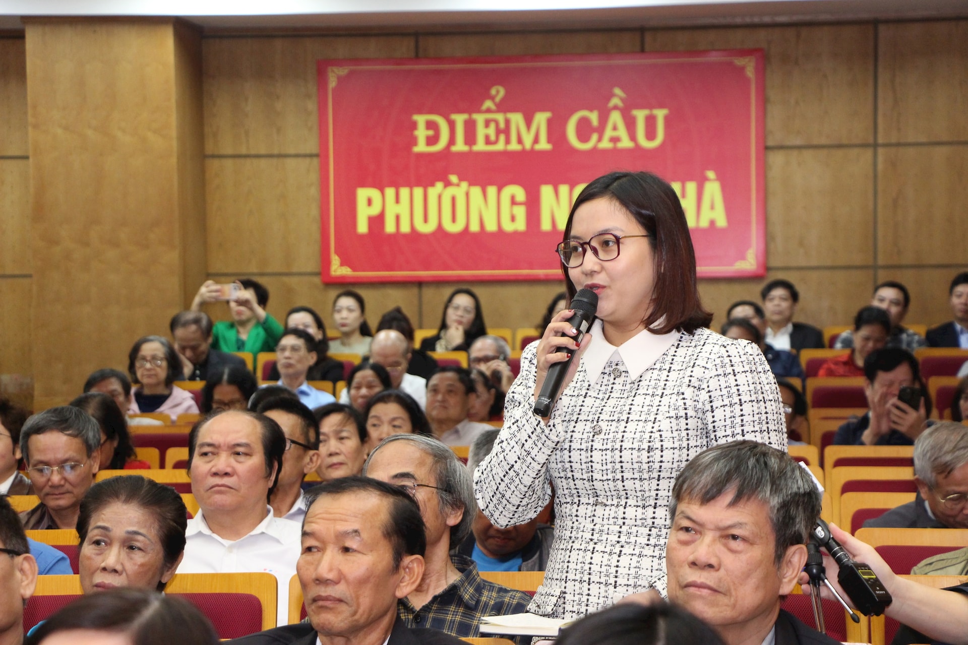 Ứng cử viên đại biểu HĐND thành phố Hà Nội - Đơn vị bầu cử số 2 vận động bầu cử tại 3 phường- Ảnh 9.