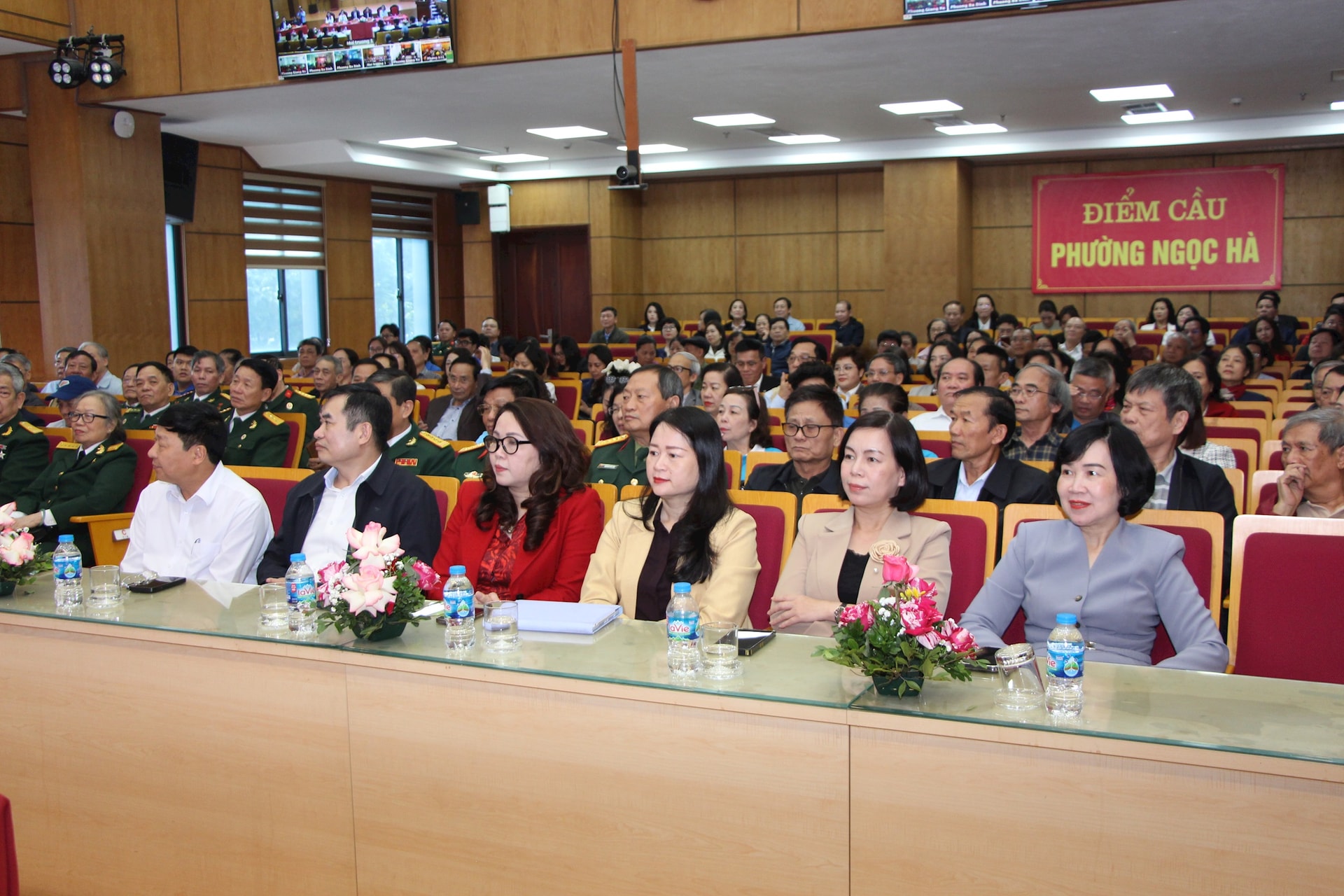 Candidates for Hanoi People's Council from Electoral Unit No. 2 campaign in three wards- Ảnh 2.
