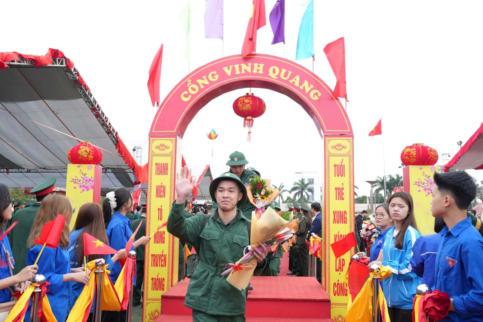 Lãnh đạo thành phố Hà Nội động viên tân binh lên đường nhập ngũ tại Điểm giao - nhận quân số 08- Ảnh 8.