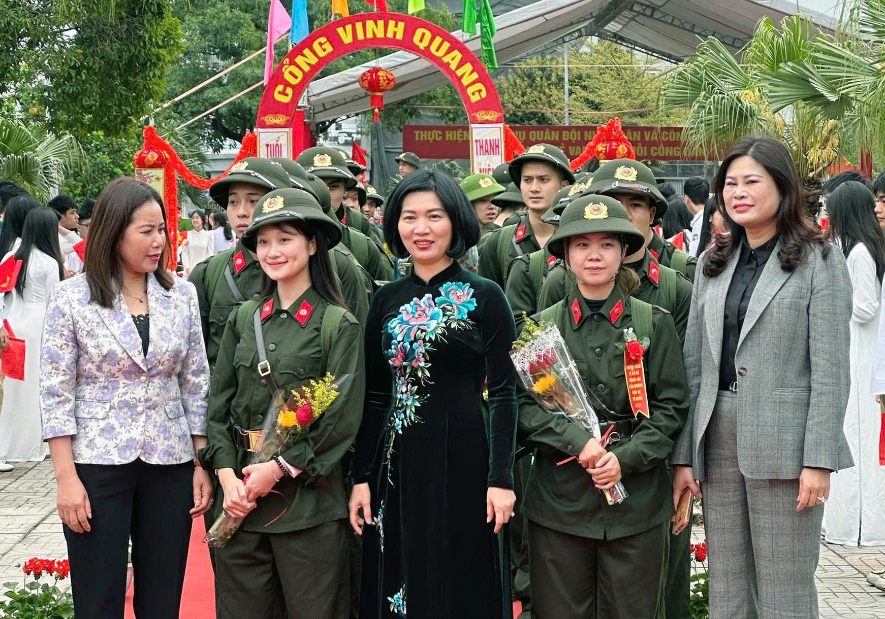 Chủ tịch HĐND Thành phố Phùng Thị Hồng Hà động viên tân binh- Ảnh 4.