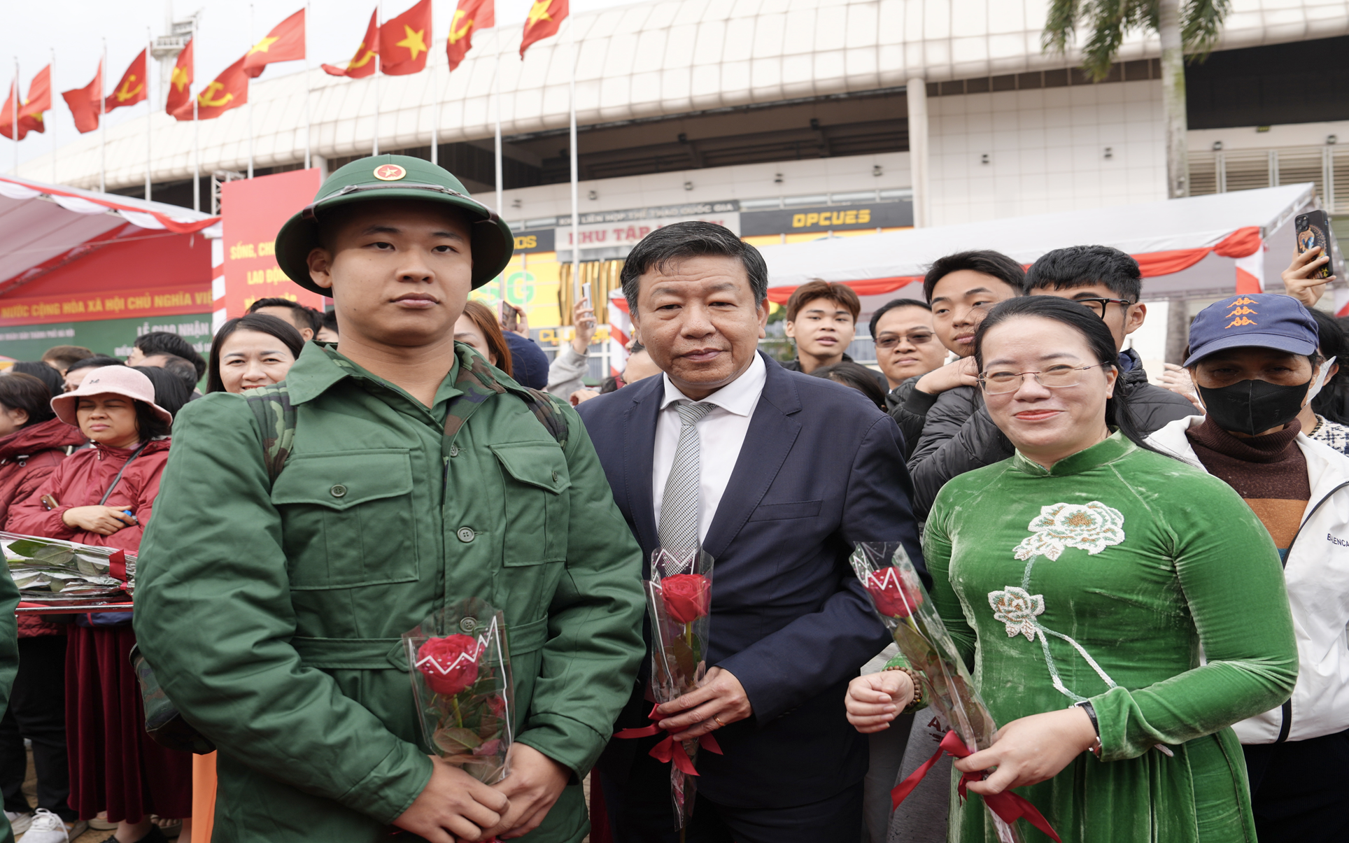 Lãnh đạo Thành phố tặng hoa chúc mừng các tân binh.
