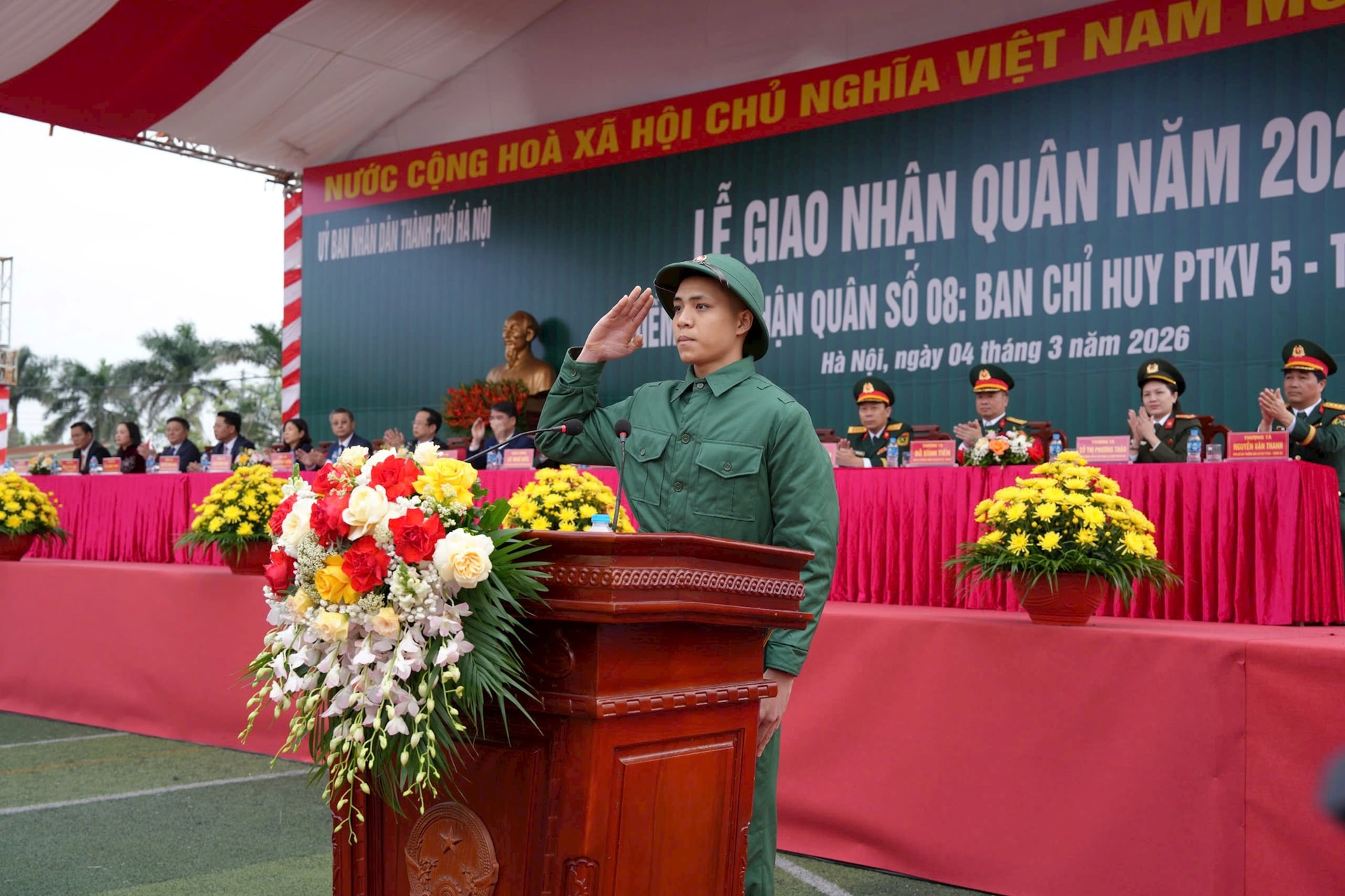Lãnh đạo thành phố Hà Nội động viên tân binh lên đường nhập ngũ tại Điểm giao - nhận quân số 08- Ảnh 4.