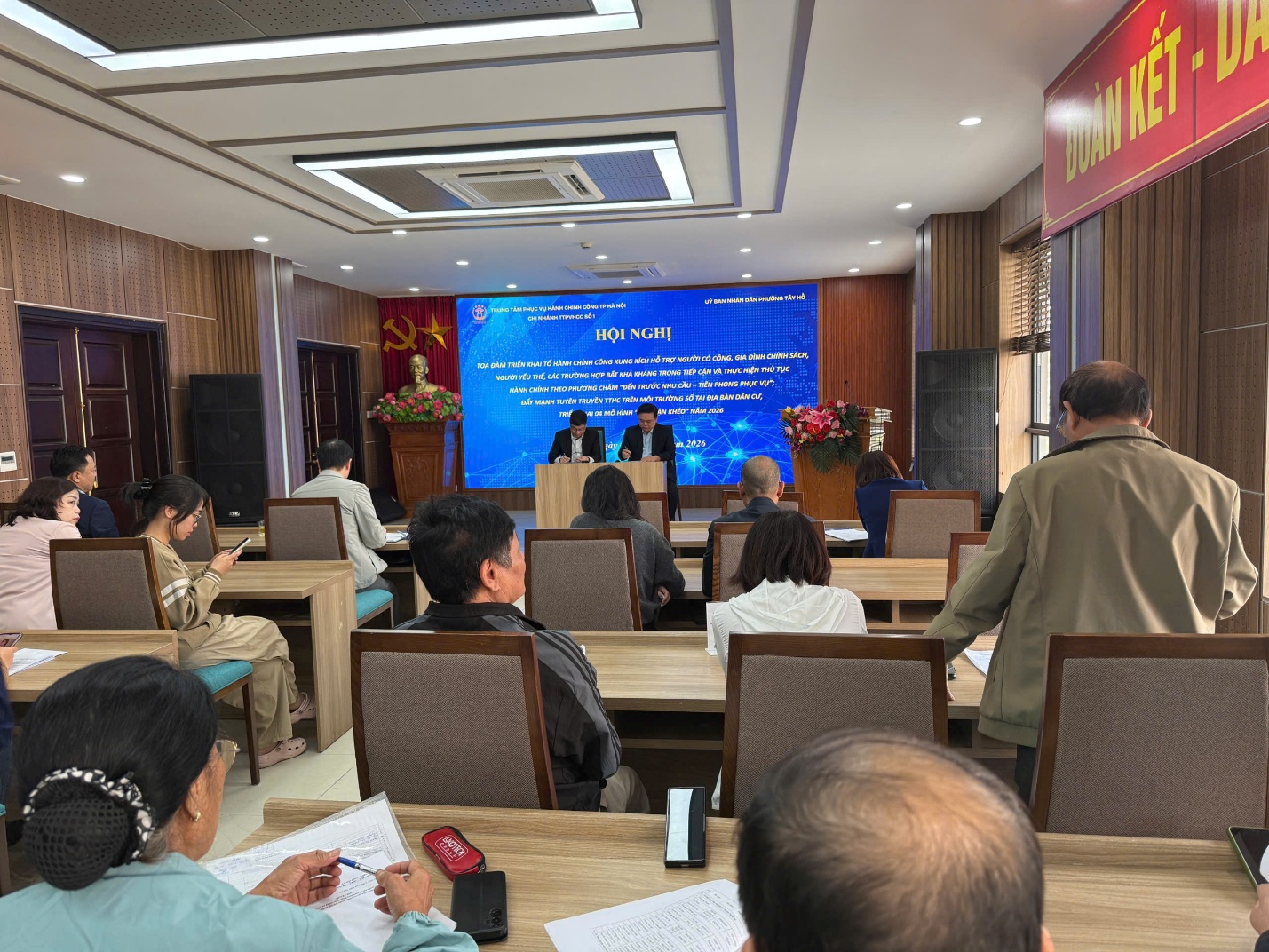 Chỉ một lần quét mã – Cả quy trình được hỗ trợ: Trung tâm Phục vụ hành chính công đổi mới cách phục vụ- Ảnh 1.