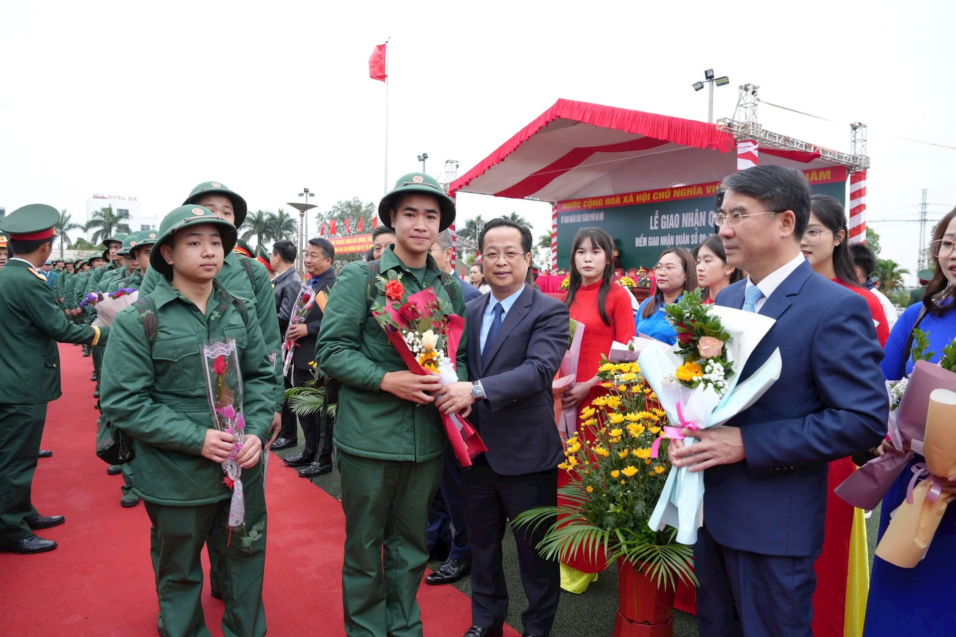 Lãnh đạo thành phố Hà Nội động viên tân binh lên đường nhập ngũ tại Điểm giao - nhận quân số 08- Ảnh 6.