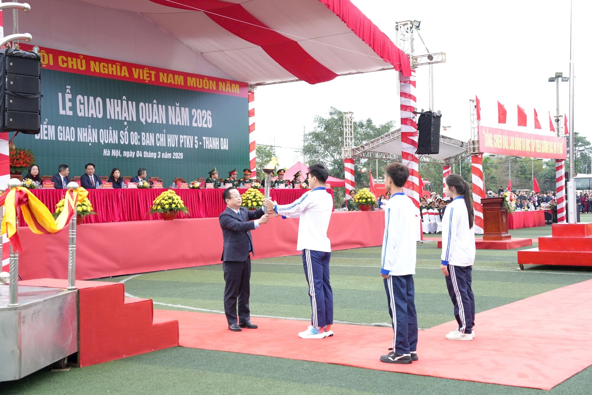 Lãnh đạo thành phố Hà Nội động viên tân binh lên đường nhập ngũ tại Điểm giao - nhận quân số 08- Ảnh 2.