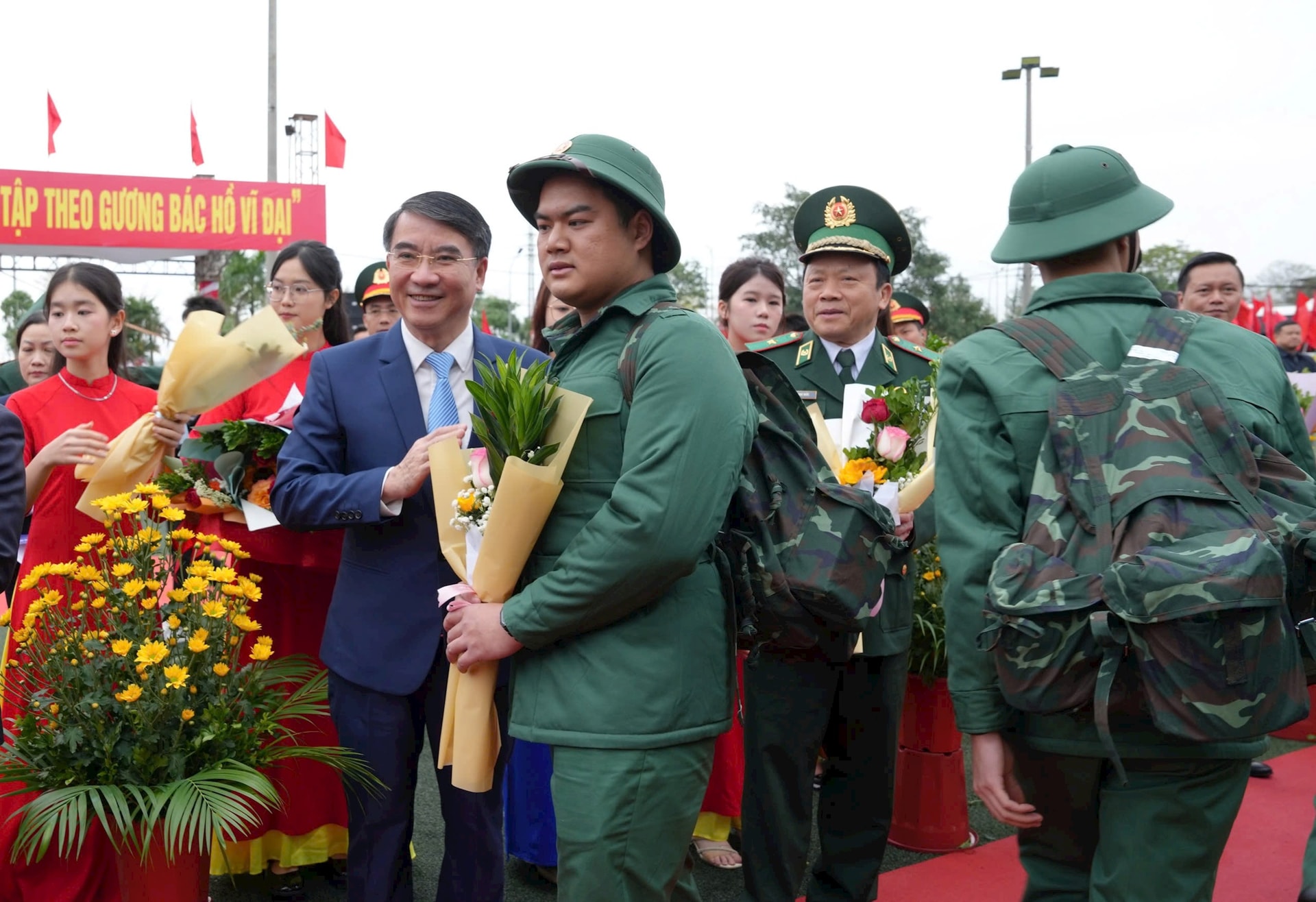 Lãnh đạo thành phố Hà Nội động viên tân binh lên đường nhập ngũ tại Điểm giao - nhận quân số 08- Ảnh 7.