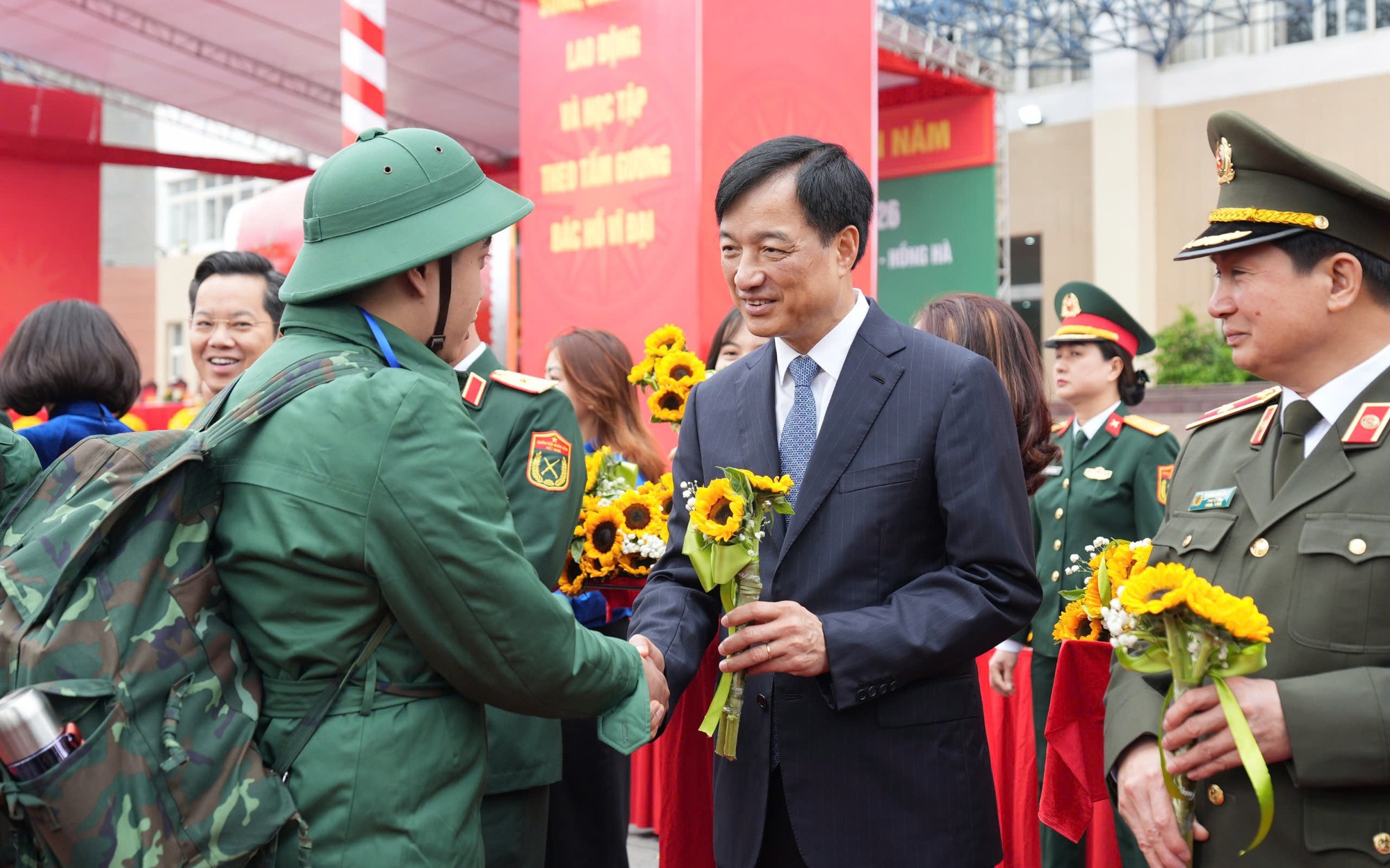 Bí thư Thành ủy Nguyễn Duy Ngọc tặng hoa động viên các tân binh