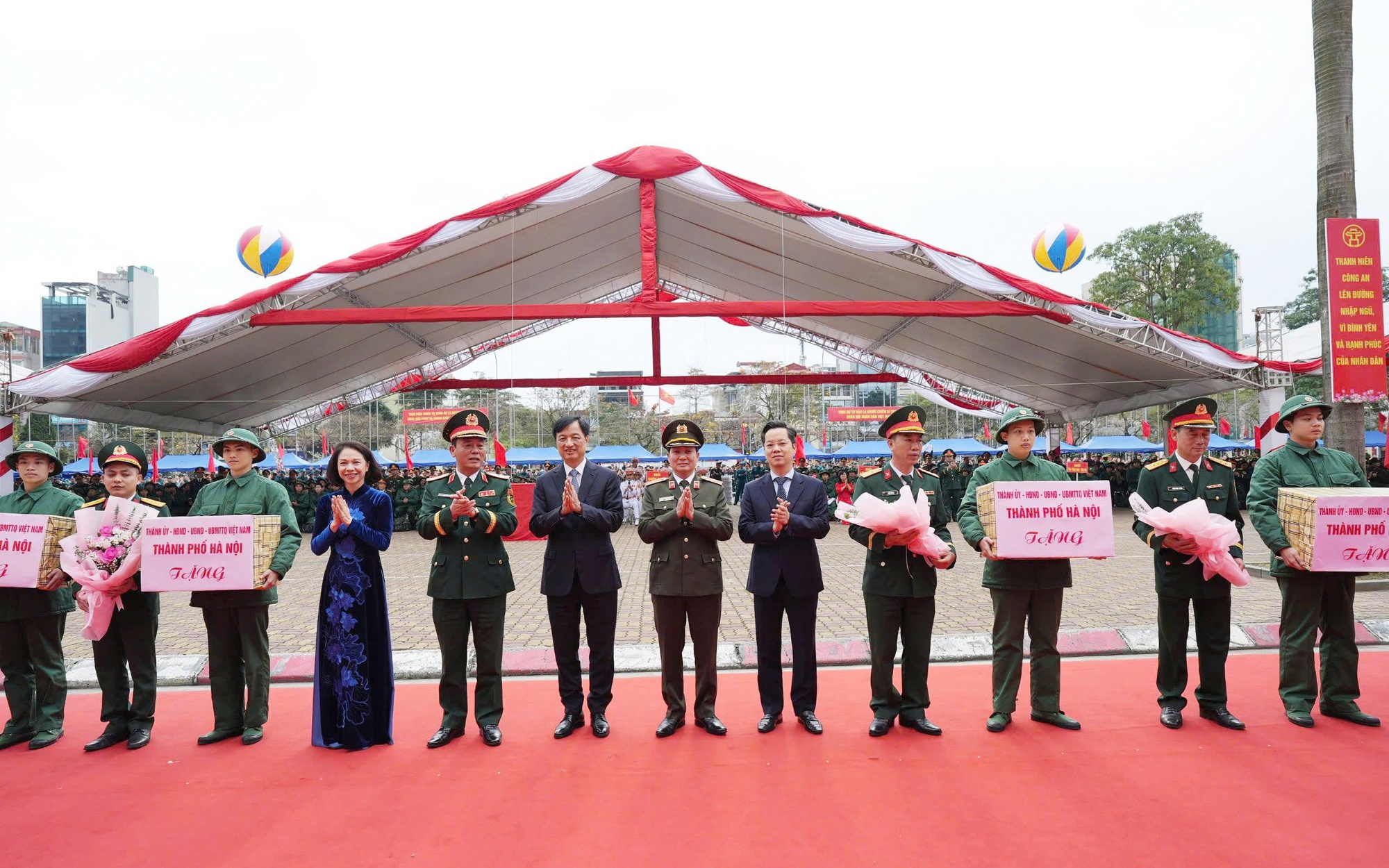 Bí thư Thành ủy Nguyễn Duy Ngọc động viên tân binh lên đường nhập ngũ