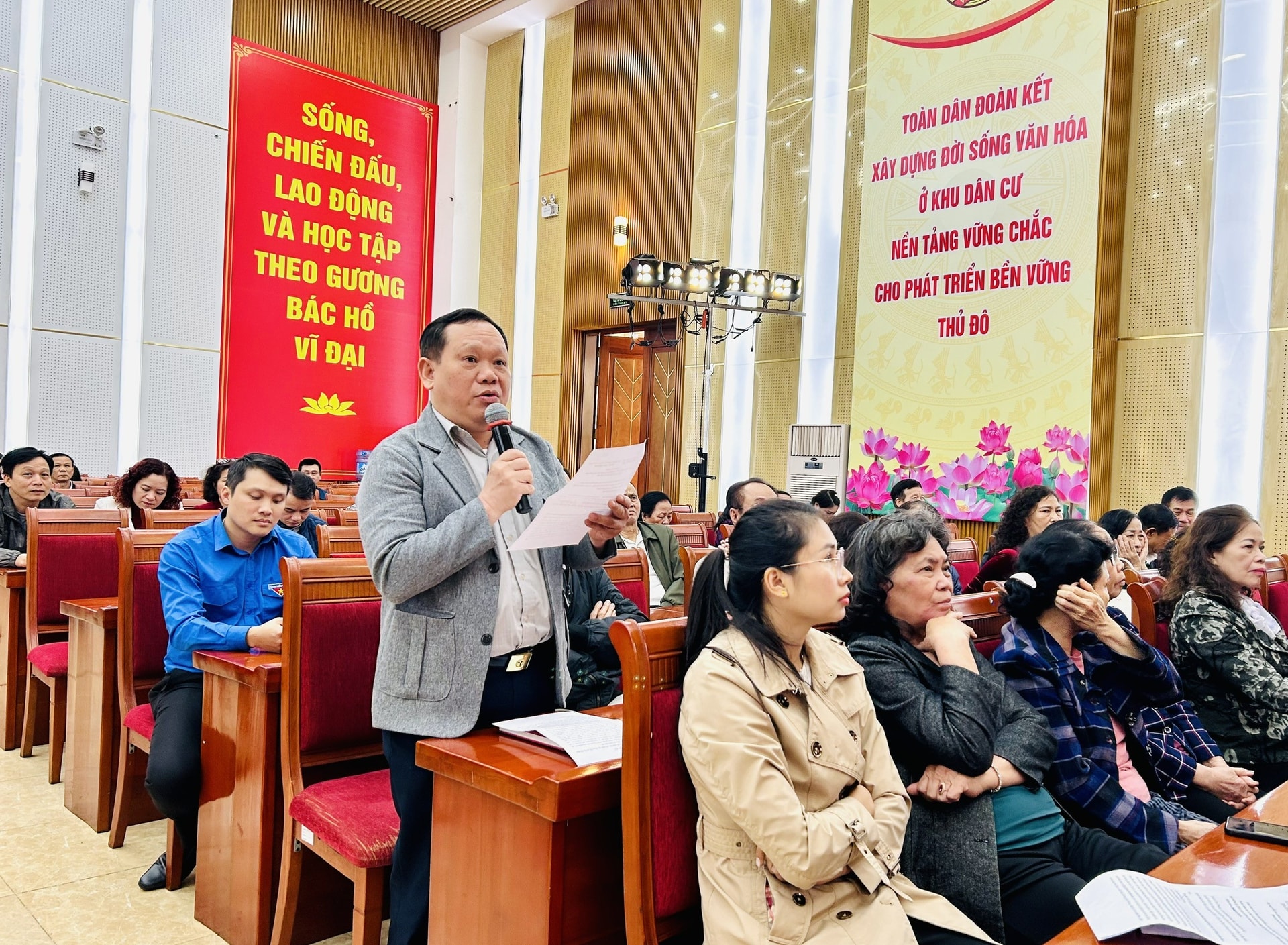 Ứng cử viên đại biểu HĐND thành phố Hà Nội - Đơn vị bầu cử số 8 vận động bầu cử tại 3 phường- Ảnh 10.