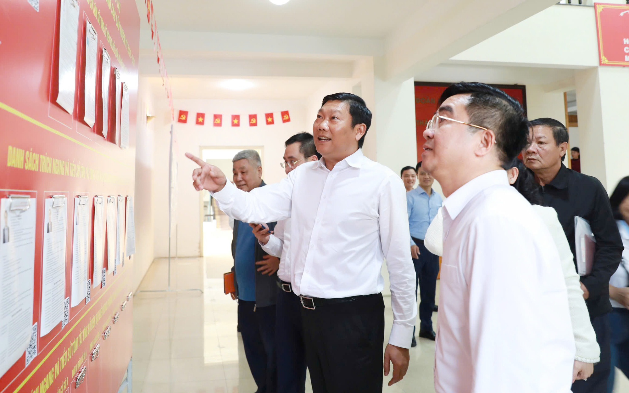 Chủ nhiệm Ủy ban Kiểm tra Thành ủy Đỗ Anh Tuấn kiểm tra việc niêm yết danh sách người ứng cử tại phường Thanh Xuân