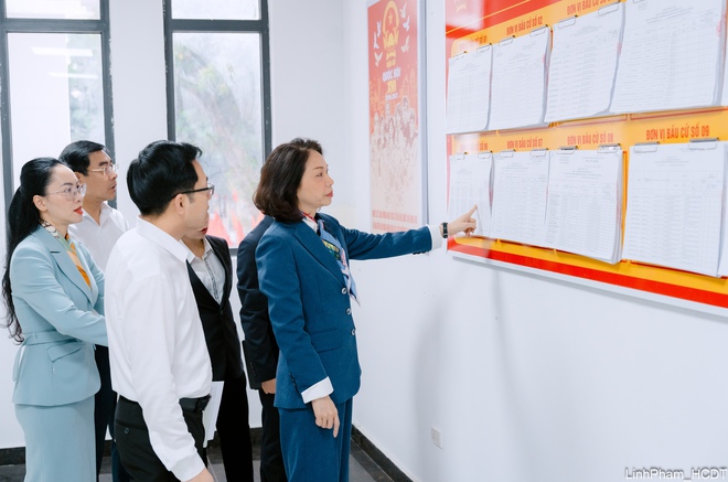 Hanoi vice chairwoman inspects election preparations in Hong Ha Ward ahead of voting day- Ảnh 2.