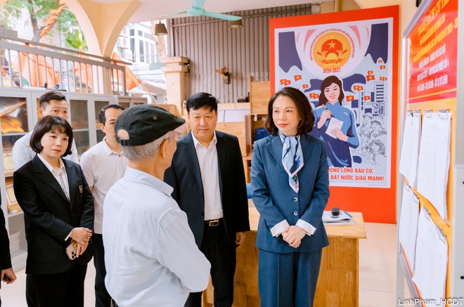 Hanoi vice chairwoman inspects election preparations in Hong Ha Ward ahead of voting day- Ảnh 1.