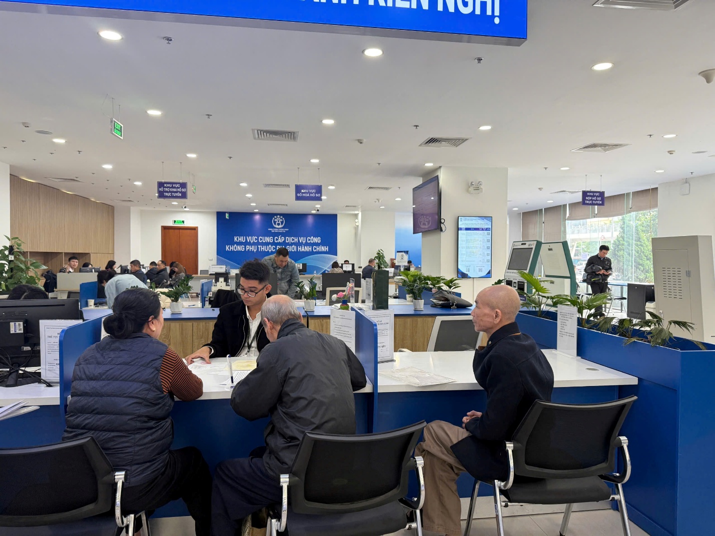 “Đến trước nhu cầu – Tiên phong phục vụ”: Hà Nội ban hành quy trình hoạt động của Tổ Hành chính công xung kích hỗ trợ người dân thực hiện thủ tục hành chính- Ảnh 4.