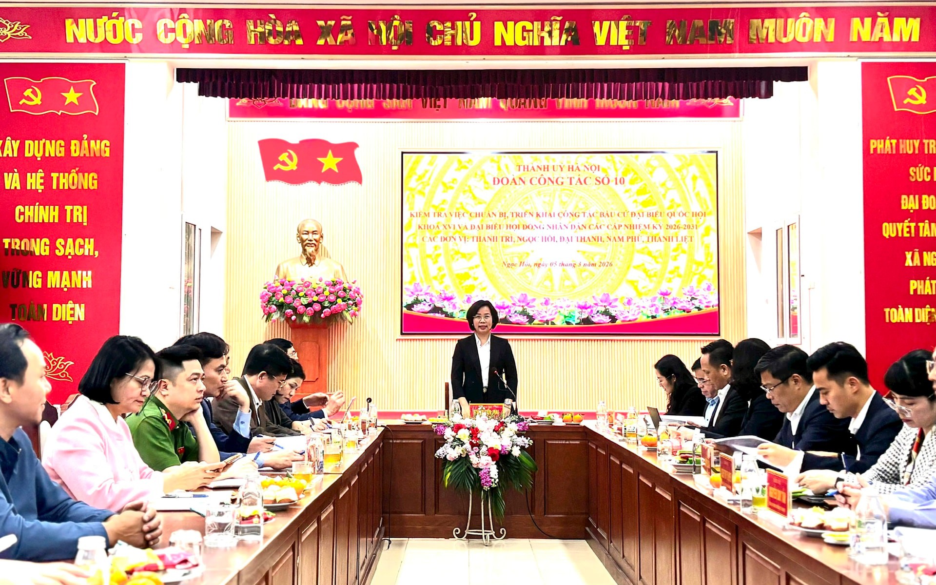 Ủy viên Ban Thường vụ Thành ủy, Chủ tịch Ủy ban MTTQ Việt Nam Thành phố, Phó Chủ tịch Ủy ban Bầu cử Thành phố, Trưởng đoàn công tác số 10 của Thành ủy Hà Nội Bùi Huyền Mai chủ trì buổi kiểm tra với 5 xã, phường về việc chuẩn bị công tác bầu cử.