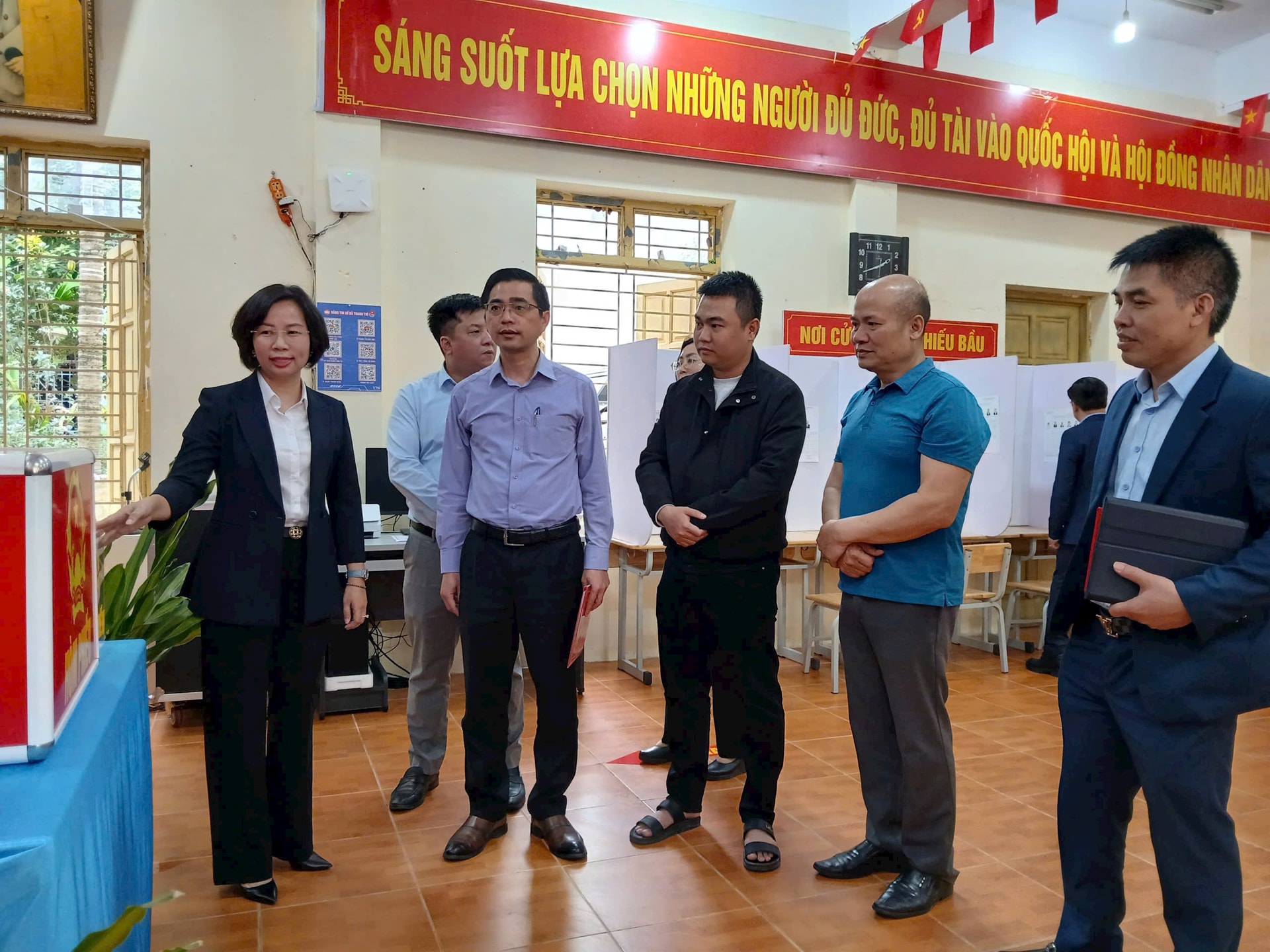 Chủ tịch Ủy ban MTTQ Thành phố Bùi Huyền Mai kiểm tra công tác chuẩn bị bầu cử tại 5 xã, phường- Ảnh 4.