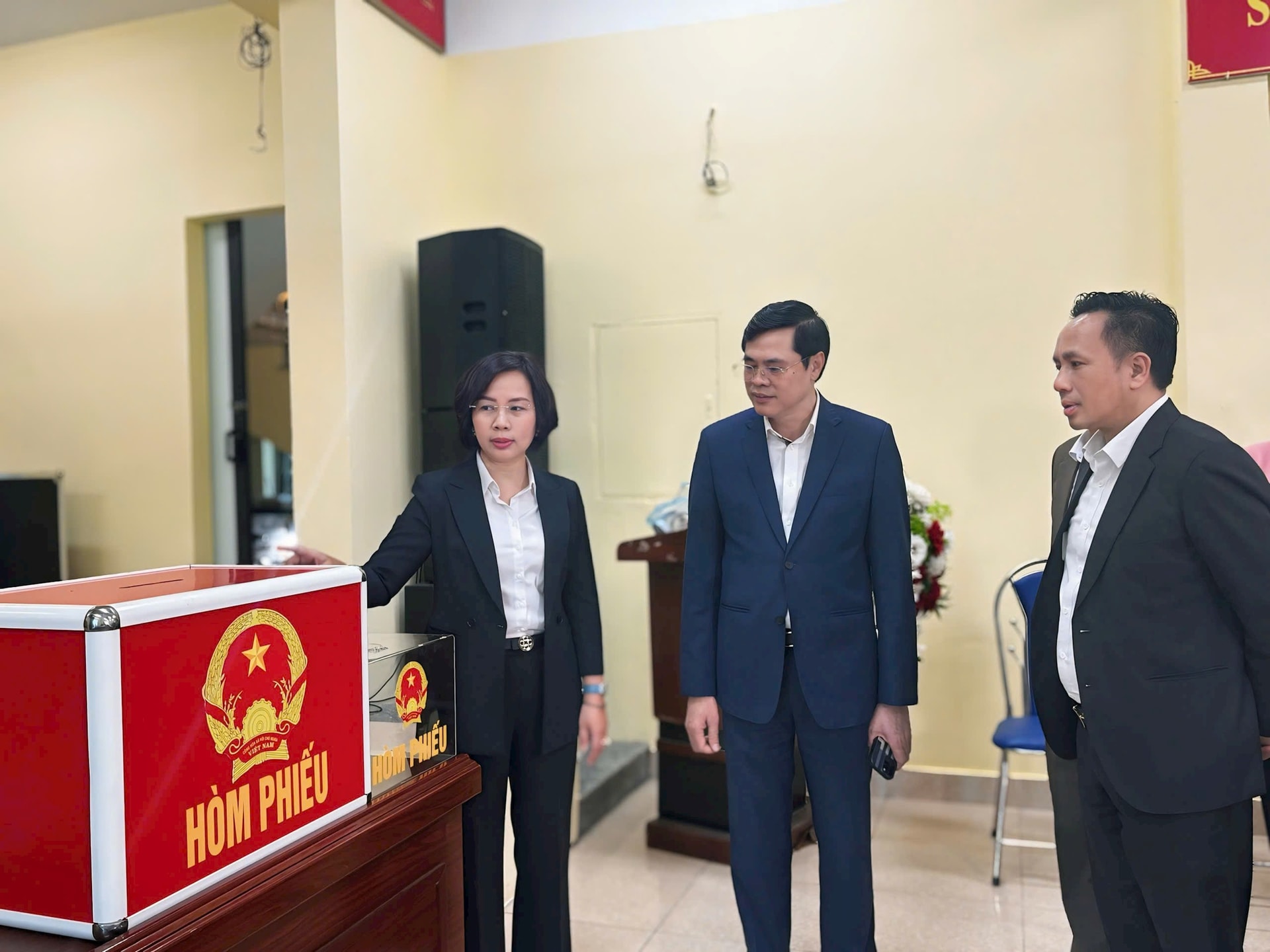 Chủ tịch Ủy ban MTTQ Thành phố Bùi Huyền Mai kiểm tra công tác chuẩn bị bầu cử tại 5 xã, phường- Ảnh 6.