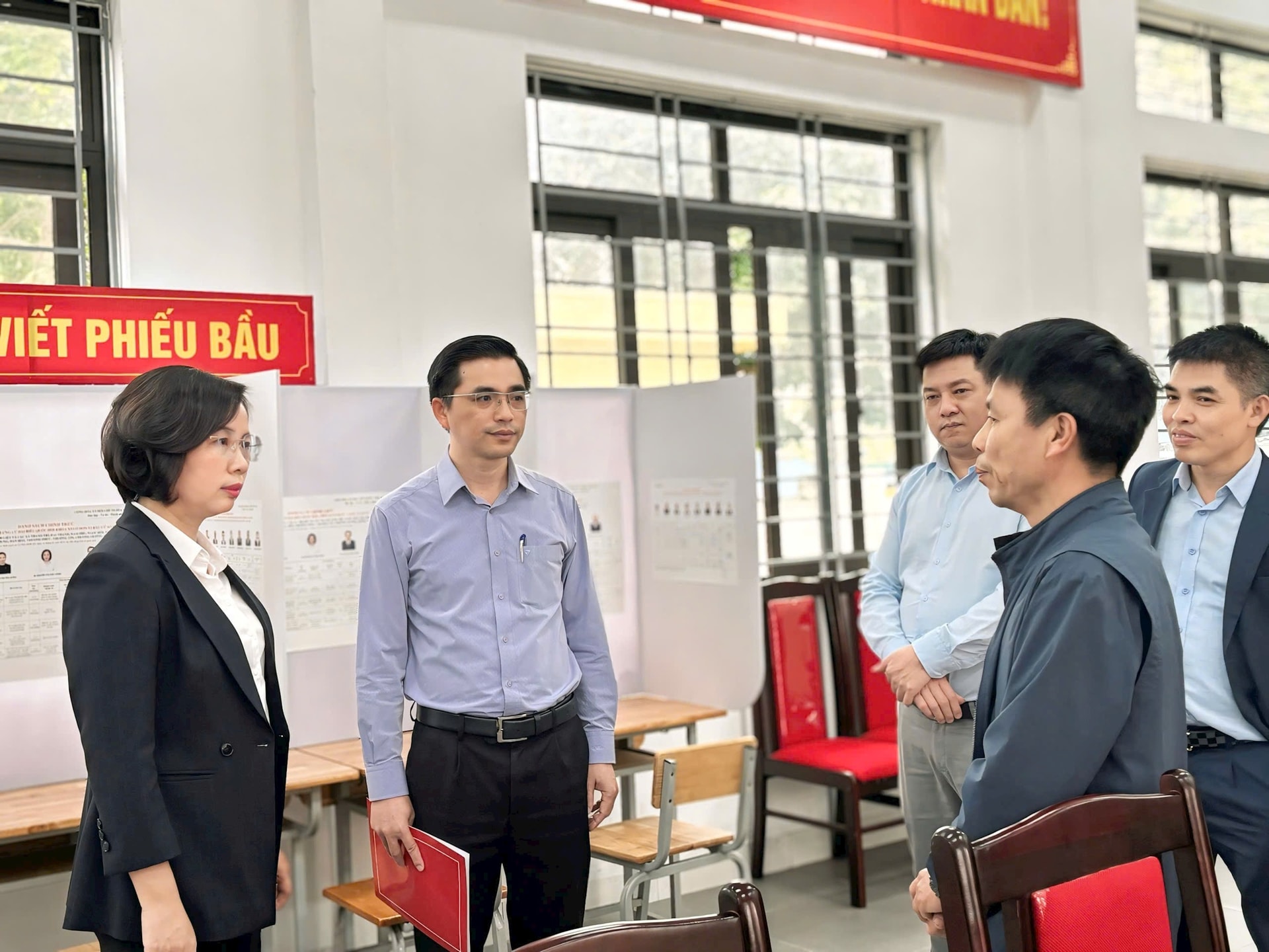 Chủ tịch Ủy ban MTTQ Thành phố Bùi Huyền Mai kiểm tra công tác chuẩn bị bầu cử tại 5 xã, phường- Ảnh 3.