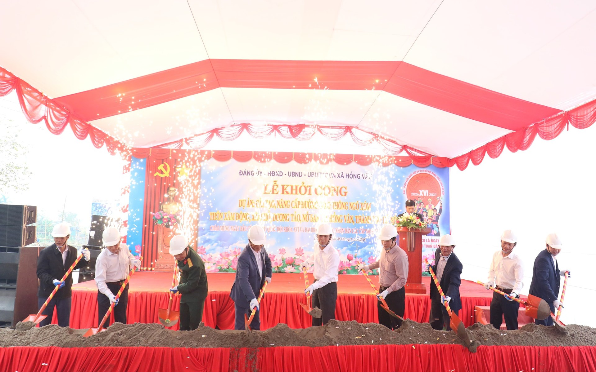 Các đại biểu thực hiện nghi thức khởi công dự án cải tạo, nâng cấp đường giao thông ngõ, xóm các thôn: Xâm Động, Xâm Hồ, Dương Tảo và Nỏ Bạn.