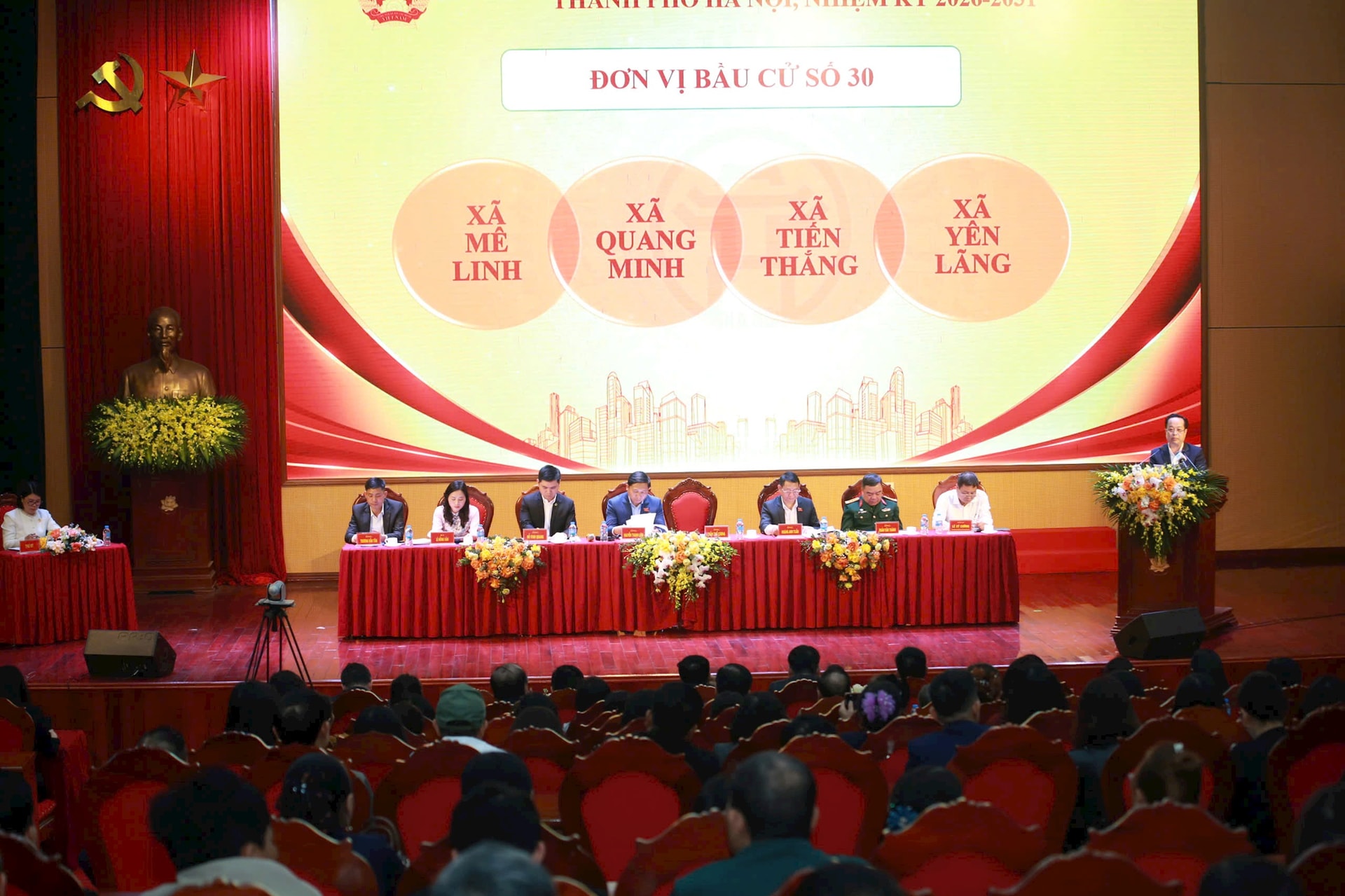 Các ứng cử viên đại biểu HĐND thành phố Hà Nội vận động bầu cử tại Đơn vị bầu cử số 30- Ảnh 1.