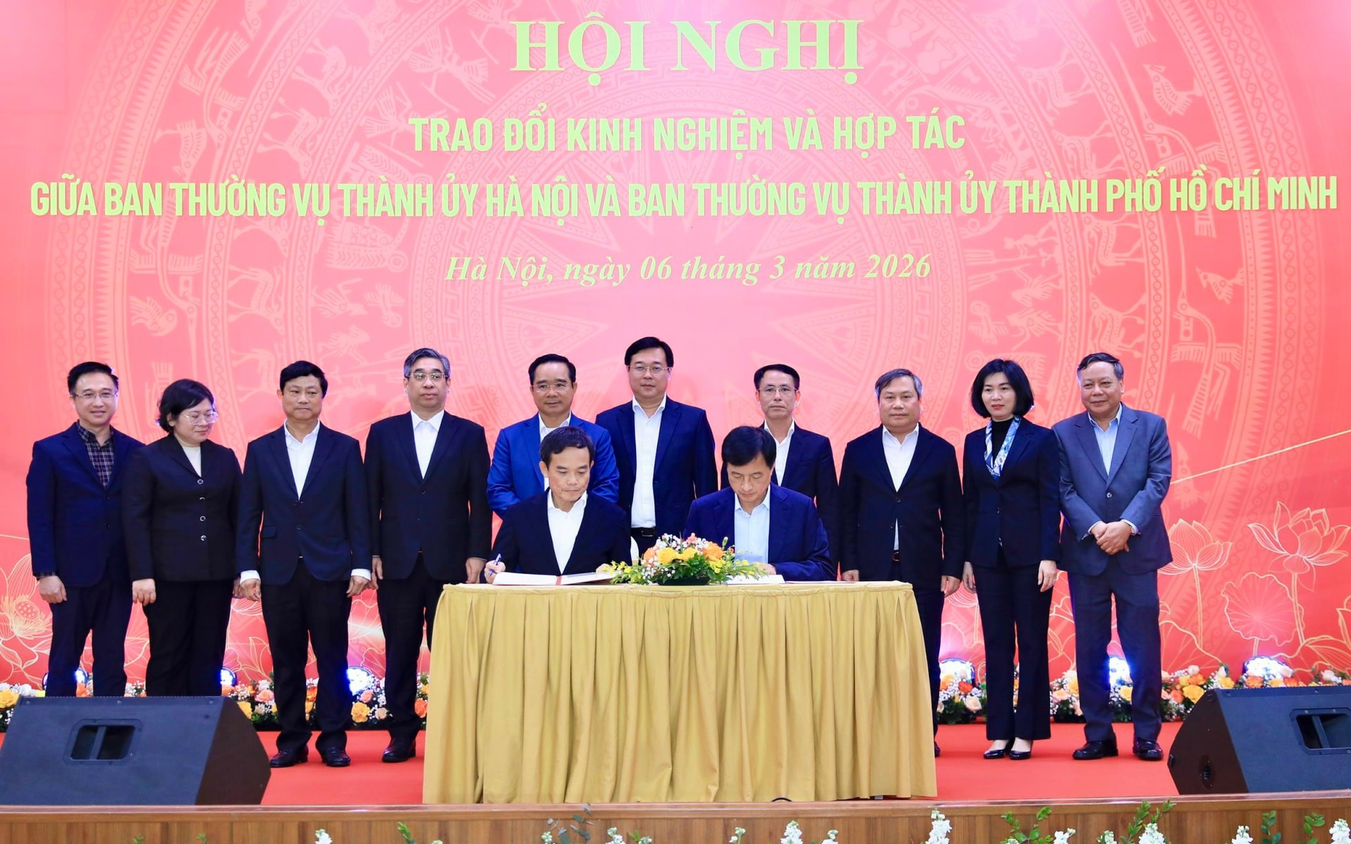 Bí thư Thành ủy Hà Nội Nguyễn Duy Ngọc và Bí thư Thành ủy thành phố Hồ Chí Minh Trần Lưu Quang ký kết Biên bản ghi nhớ hợp tác giai đoạn giai đoạn 2026-2030