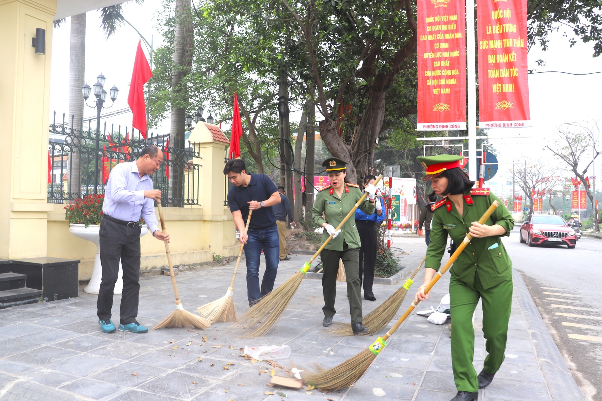 Phường Định Công phát động phong trào bảo vệ môi trường chào mừng cuộc bầu cử- Ảnh 3.