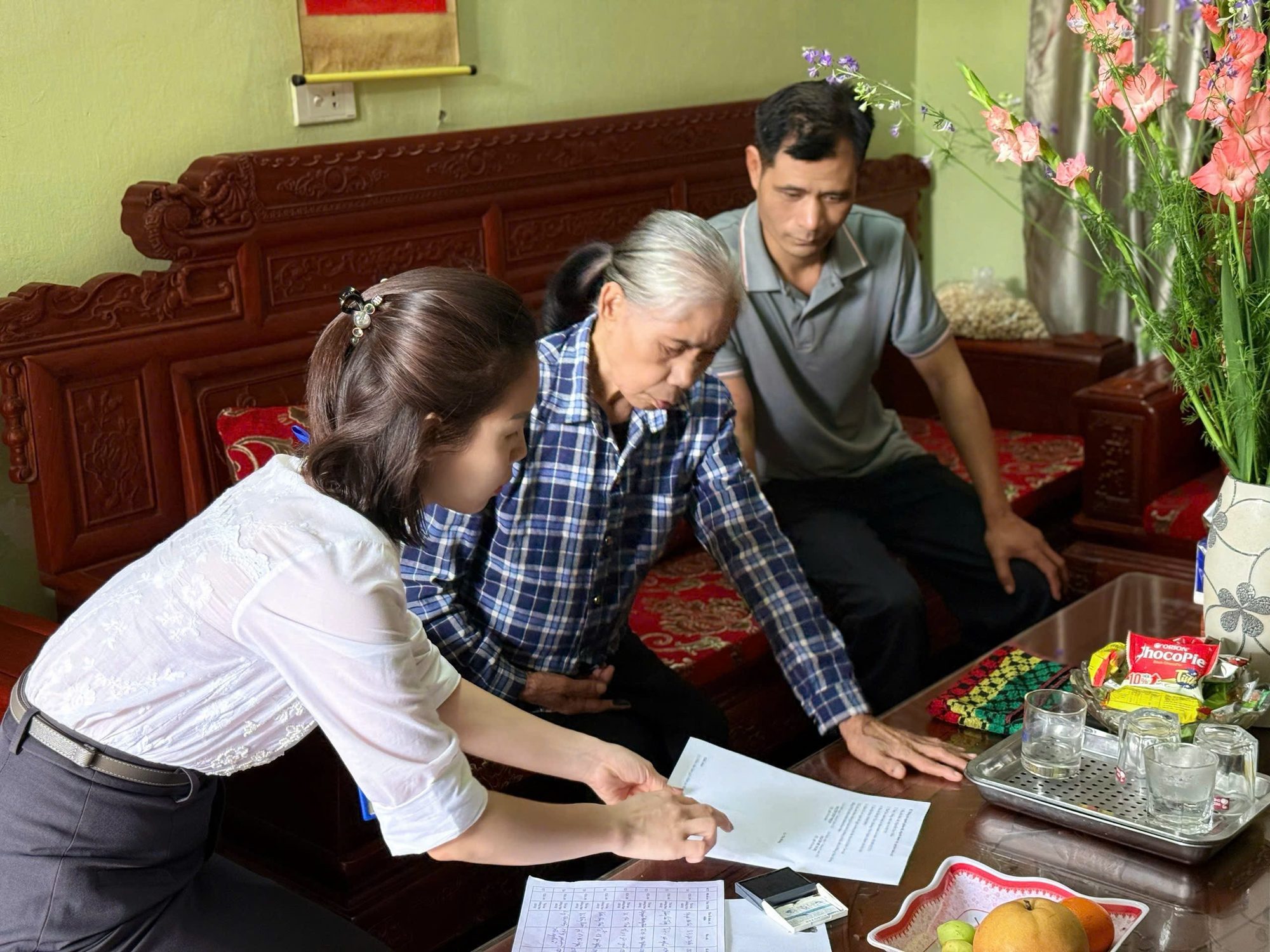 Cán bộ Điểm Hỗ trợ dịch vụ công số Yên Nghĩa đến tận nhà hỗ trợ công dân bệnh nặng thực hiện thủ tục hành chính- Ảnh 1.