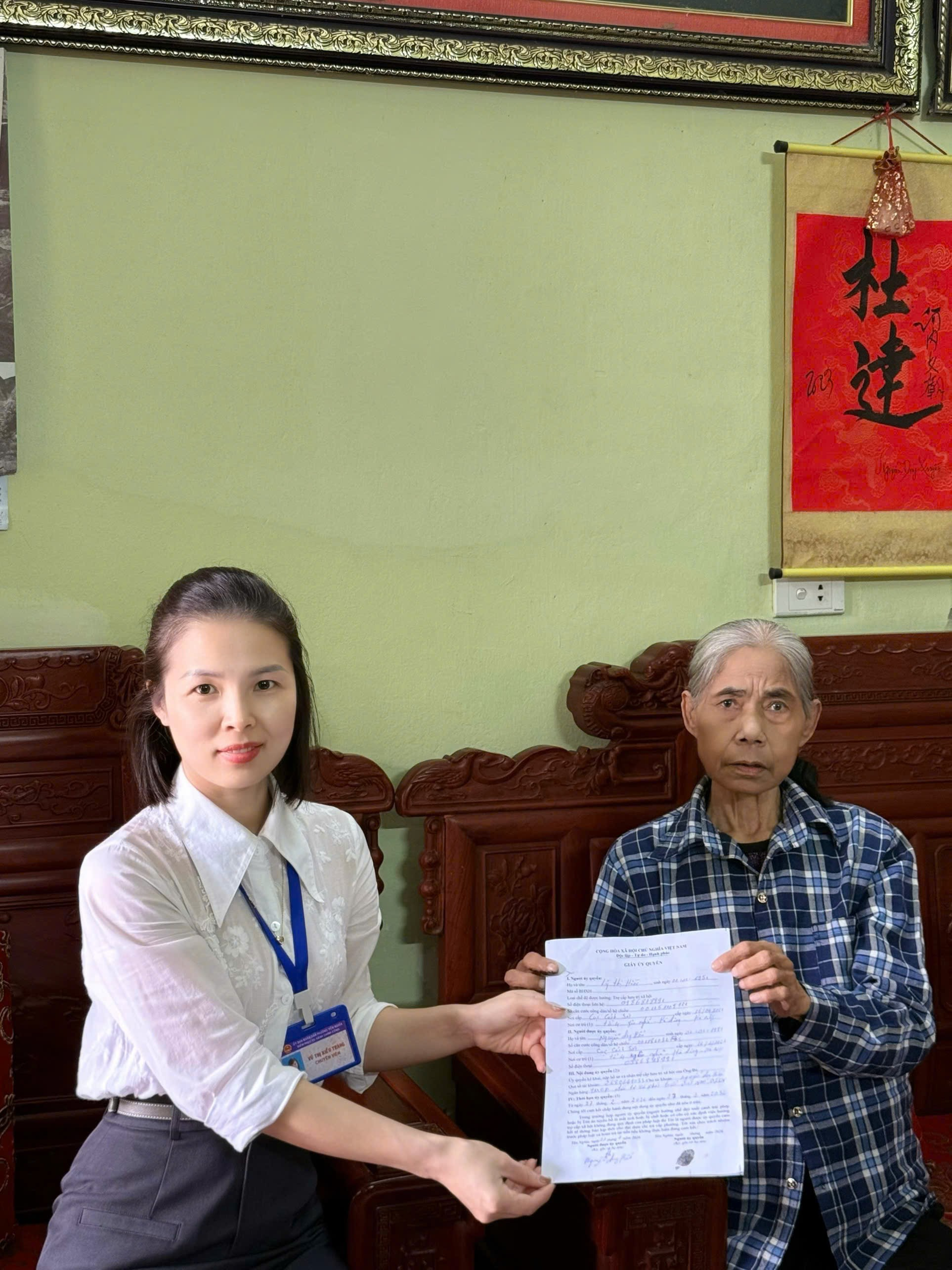 Cán bộ Điểm Hỗ trợ dịch vụ công số Yên Nghĩa đến tận nhà hỗ trợ công dân bệnh nặng thực hiện thủ tục hành chính- Ảnh 3.