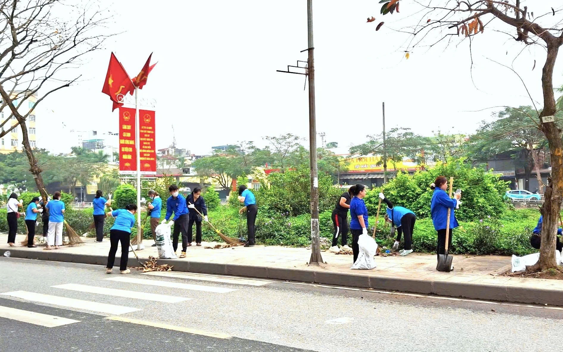 Các lực lượng phường Định Công tham gia tổng vệ sinh môi trường chào mừng ngày bầu cử