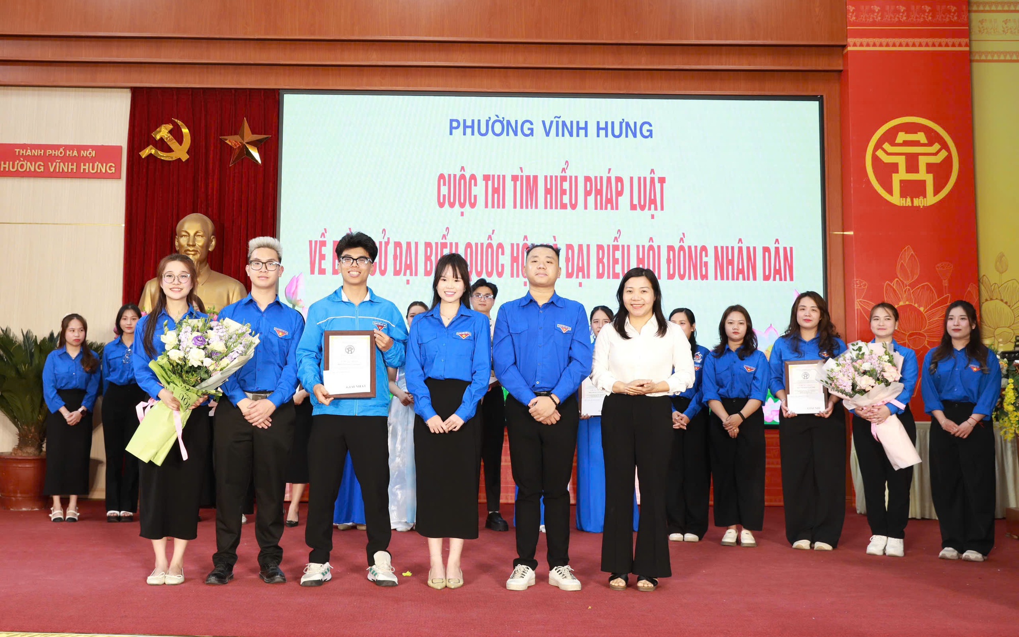 Phó Chủ tịch UBND phường Vĩnh Hưng Quán Thị Vân Anh trao giải Nhất cho đội Đội Liên chi đoàn các tổ dân phố 
