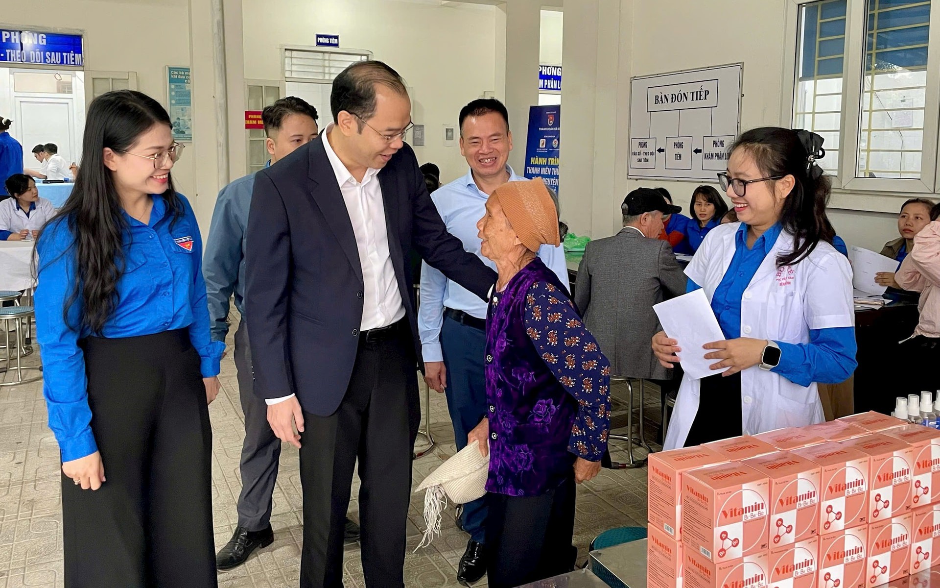 Bí thư Thành đoàn Hà Nội Nguyễn Tiến Hưng thăm hỏi người dân xã Kim Anh tới khám sức khỏe.